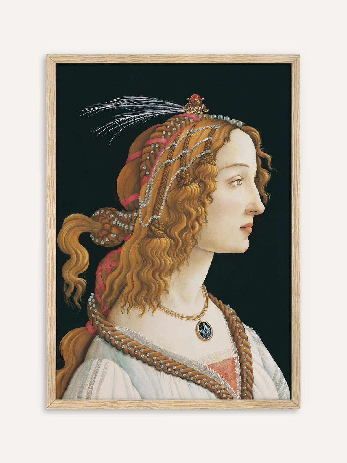 Kunstdruck von Sandro Botticellis Porträt der Simonetta Vespucci, der die junge Frau im Profil zeigt, ihr goldblondes, geflochtenes Haar mit Perlenschnüren, rosa Bändern und einer Feder geschmückt, dazu ein Medaillon an einer Goldkette vor schwarzem Hintergrund. Im Rahmen aus hellem Holz wirkt das Renaissance-Porträt warm und hell. #Rahmen_Helles Holz