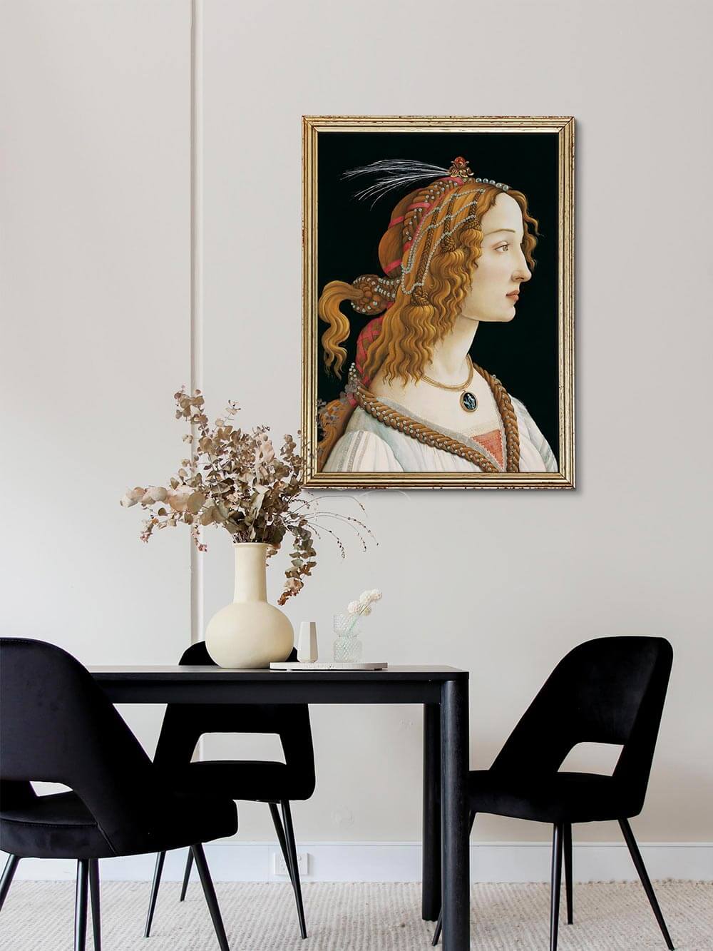 Gerahmtes Porträt einer Frau im Renaissance-Stil über einem schwarzen Esstisch mit schlichten Vasen. Stilvolle Kombination aus klassischer Kunst und moderner Minimalistik, perfekt für elegante Wandgestaltung.