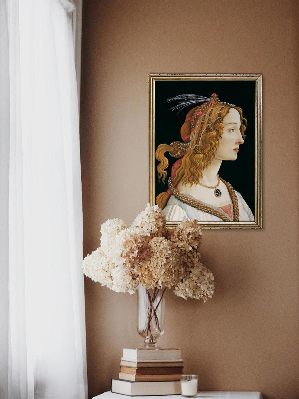 Gerahmter Renaissance-Kunstdruck einer Frau mit geflochtenem Haar über einem Tisch mit Trockenblumen. Warme Farbtöne und sanftes Licht schaffen eine ruhige, elegante Atmosphäre für stilvolle Raumgestaltung.