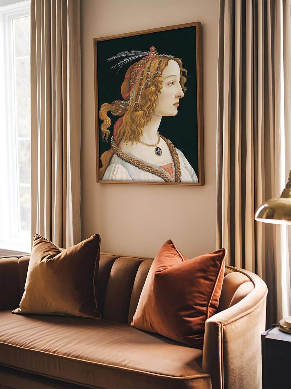 Porträt-Kunstdruck einer Renaissance-Frau hängt über einem Sofa mit Samtkissen in Erdtönen. Harmonische Komposition klassischer Kunst und modernem Interieur, perfekt für zeitlose Wohnzimmerdekoration.