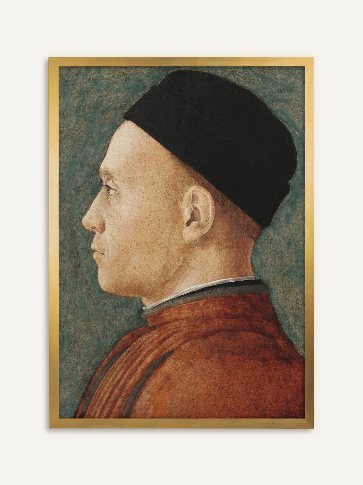 Wandbild, das einen Mann im Profil zeigt, der eine schwarze Kappe und ein rostrotes Gewand mit hohem Kragen trägt, vor einem fleckigen blaugrünen Hintergrund. Im goldenen Rahmen wirkt das Bild wie ein antikes Tafelbild. #Rahmen_Gold