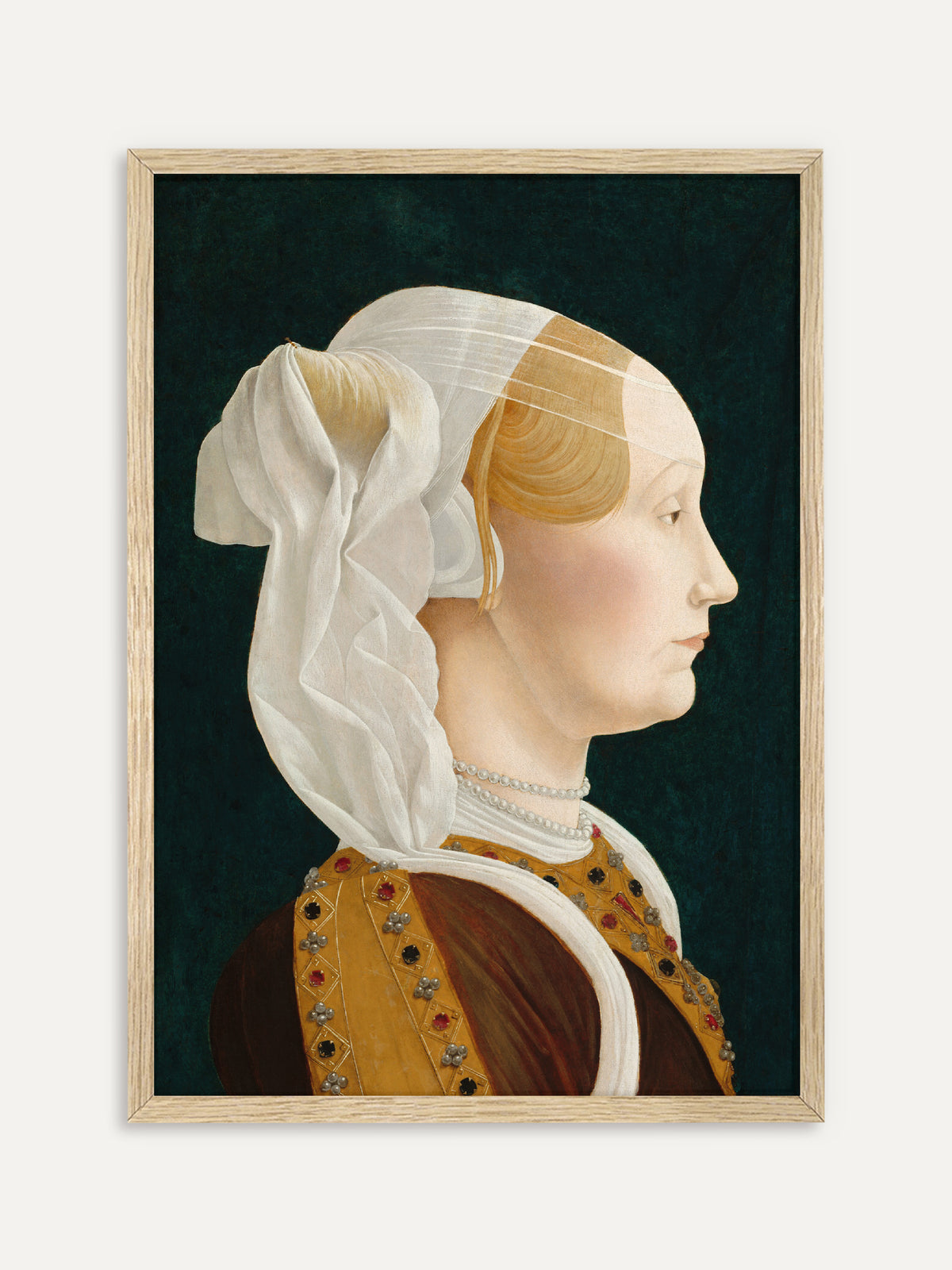 Kunstdruck, der eine Frau im Profil mit blondem Haar unter einem durchscheinenden weißen Schleier zeigt, der ihr über die Schulter fällt, dazu eine Perlenkette und ein ockerfarbenes, mit Steinen besetztes Gewand vor dunkelgrünem Grund. Im Rahmen aus hellem Holz wirkt das Renaissance-Porträt sanft und hell. #Rahmen_Helles Holz
