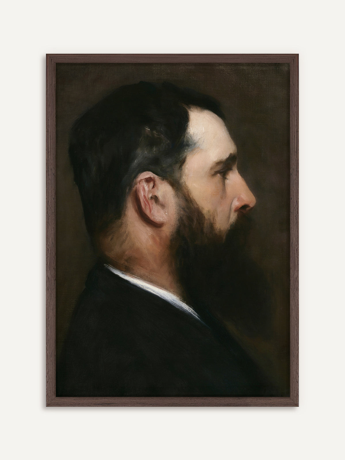 Poster, das einen Mann im Profil mit kurzem dunklem Haar und vollem dunklem Bart zeigt, im dunklen Anzug mit weißem Hemdkragen vor tiefbraunem Grund. Der Rahmen aus dunklem Holz verstärkt die Dark-Academia-Stimmung des Motivs. #Rahmen_Dunkles Holz