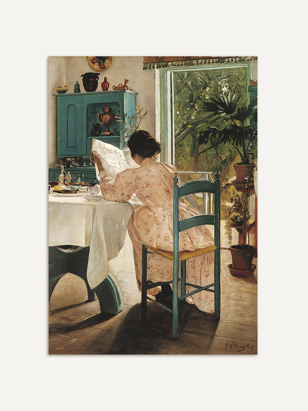 Kunstdruck mit Szene einer lesenden Frau in hellem Kleid an einem Tisch neben türkisfarbener Anrichte und Fenster mit Pflanzenblick. Detailreiche Reproduktion klassischer Malerei als zeitloses Poster für stilvolle Wanddekoration.