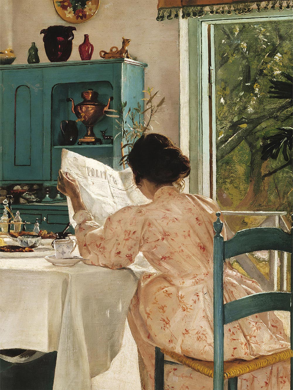 Nahaufnahme des Kunstdruck mit der lesenden Frau mit Zeitung, feiner Stoffstruktur des Kleides und gemaltem Lichteinfall im Innenraum. Hochauflösender Kunstdruck mit sichtbarer Pinselstruktur für Liebhaber klassischer Interieurszenen.