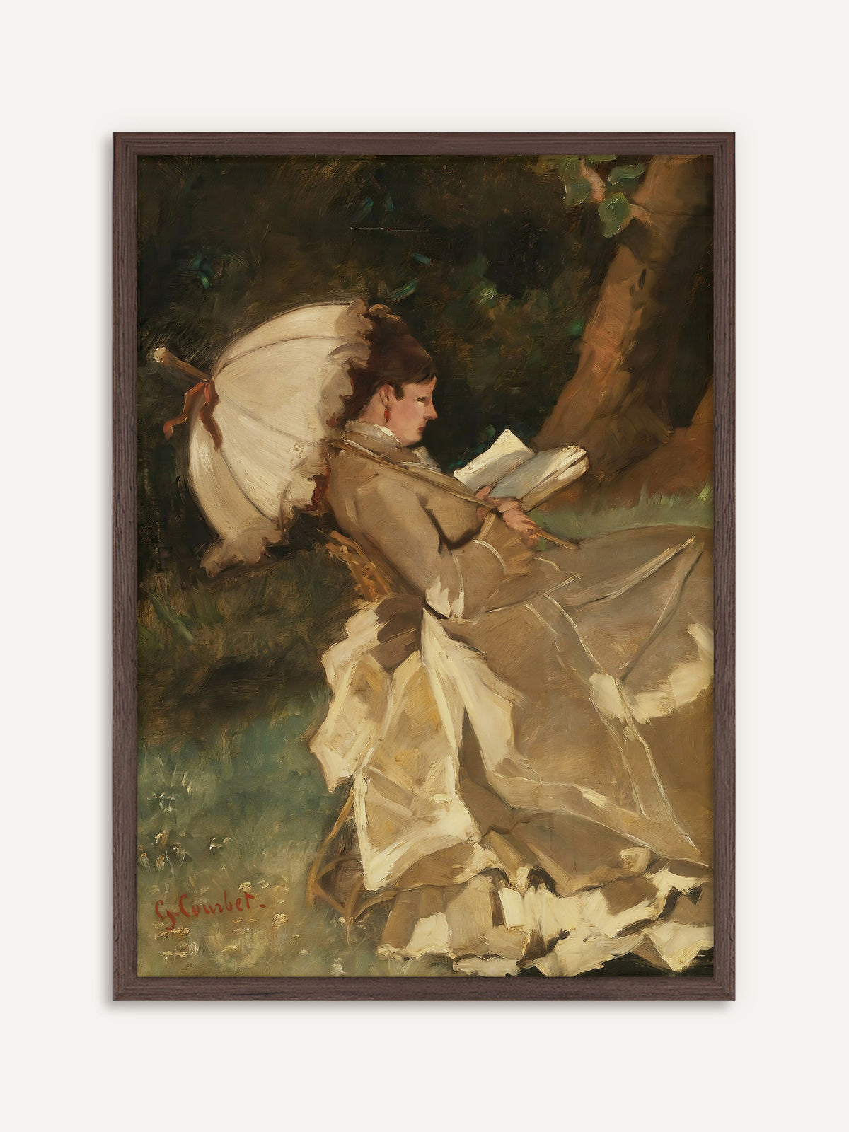 Poster, das eine Frau im beigen Rüschenkleid zeigt, die unter einem weißen Sonnenschirm mit rotem Band in einem Korbstuhl lehnt und in einem Buch liest, vor dunkelgrünem Laub und einem Baumstamm. Der Rahmen aus dunklem Holz passt zur ruhigen Dark-Academia-Stimmung der Leseszene. #Rahmen_Dunkles Holz