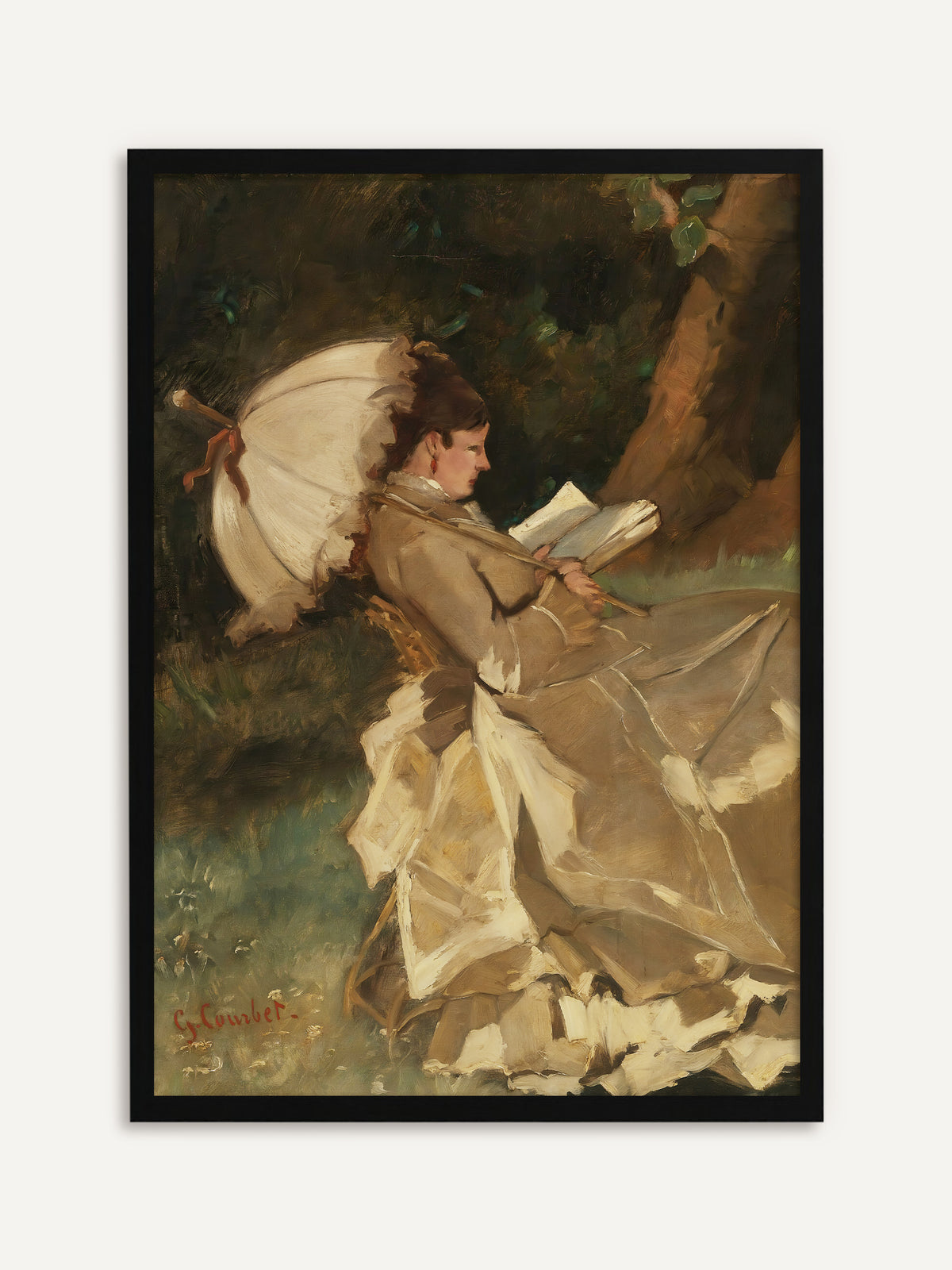Gerahmtes Poster, das eine Frau im beigen Rüschenkleid zeigt, die unter einem weißen Sonnenschirm mit rotem Band in einem Korbstuhl lehnt und in einem Buch liest, vor dunkelgrünem Laub und einem Baumstamm. Mit schwarzem Rahmen hebt sich das helle Kleid des Vintage-Motivs klar ab. #Rahmen_Schwarz
