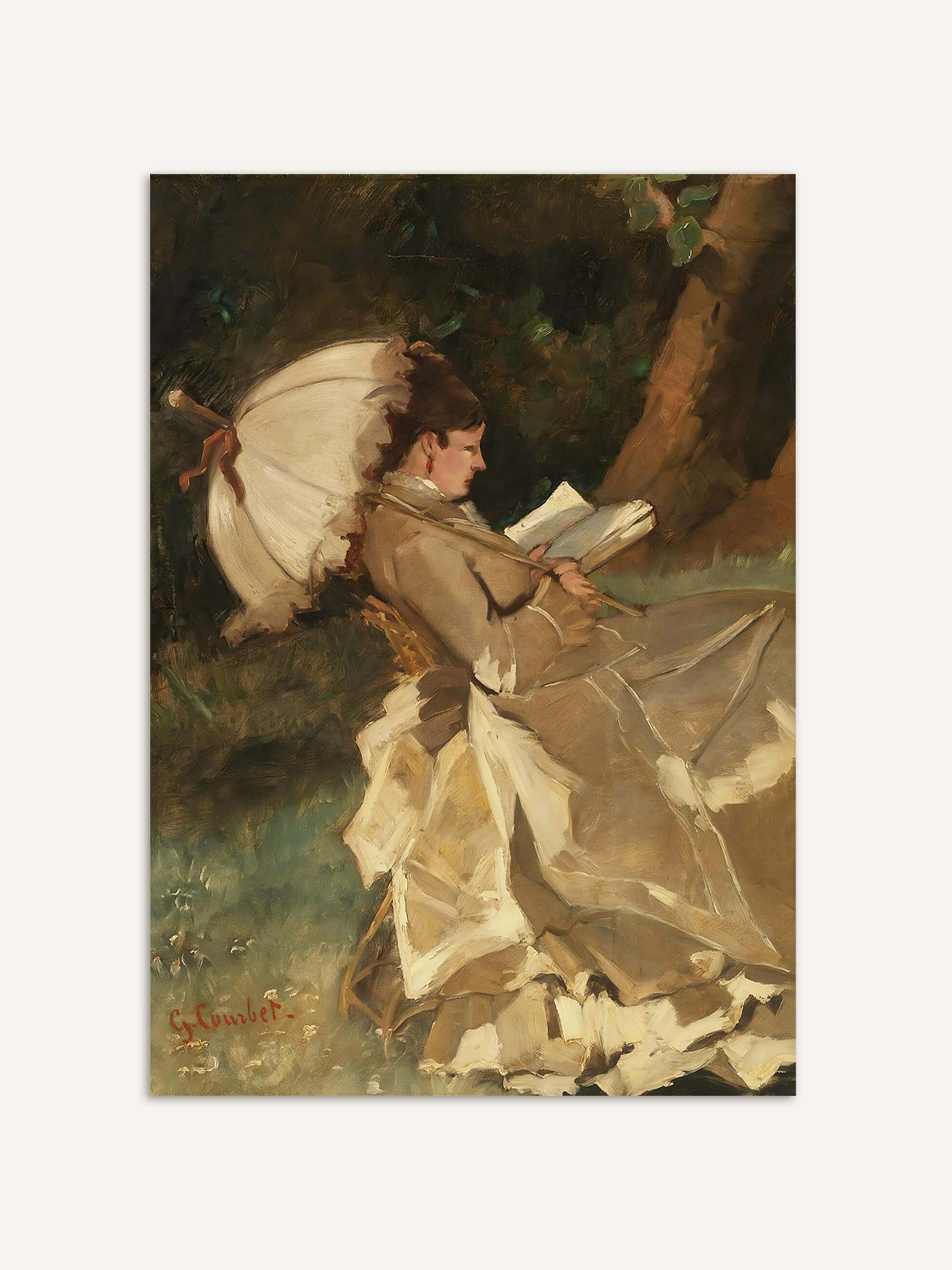 Vintage Kunstdruck mit Frau im langen Kleid und Sonnenschirm beim Lesen unter Bäumen, in warmen Grün- und Beigetönen gehalten, im Hochformat auf hellem Hintergrund präsentiert, ideal als zeitloses Poster für Wohnzimmer, Büro oder Leseecke.