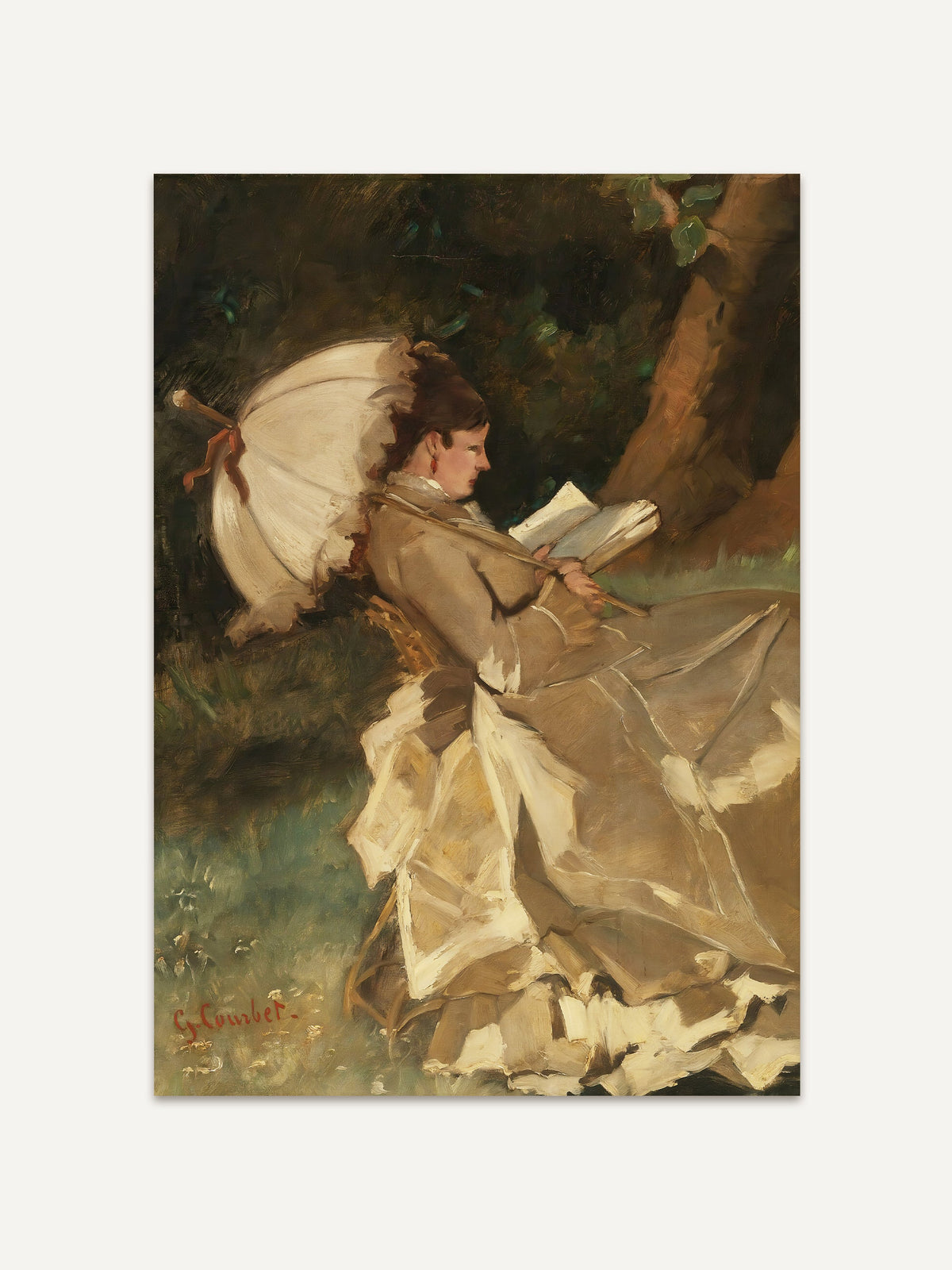 Vintage Kunstdruck mit Frau im langen Kleid und Sonnenschirm beim Lesen unter Bäumen, in warmen Grün- und Beigetönen gehalten, im Hochformat auf hellem Hintergrund präsentiert, ideal als zeitloses Poster für Wohnzimmer, Büro oder Leseecke. #Rahmen_Ohne Rahmen