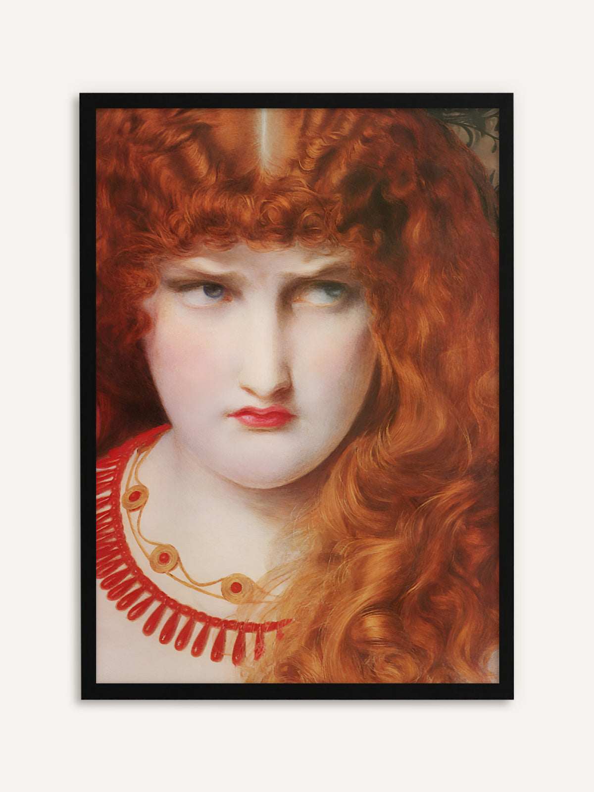 Gerahmtes Poster, das Helena mit üppigem rotem Lockenhaar zeigt, die mit zornigem Seitenblick und schmollenden roten Lippen schaut, um den Hals eine rote Korallenkette mit goldenen Medaillons. Mit schwarzem Rahmen bekommt das Vintage-Porträt einen starken, modernen Kontrast. #Rahmen_Schwarz
