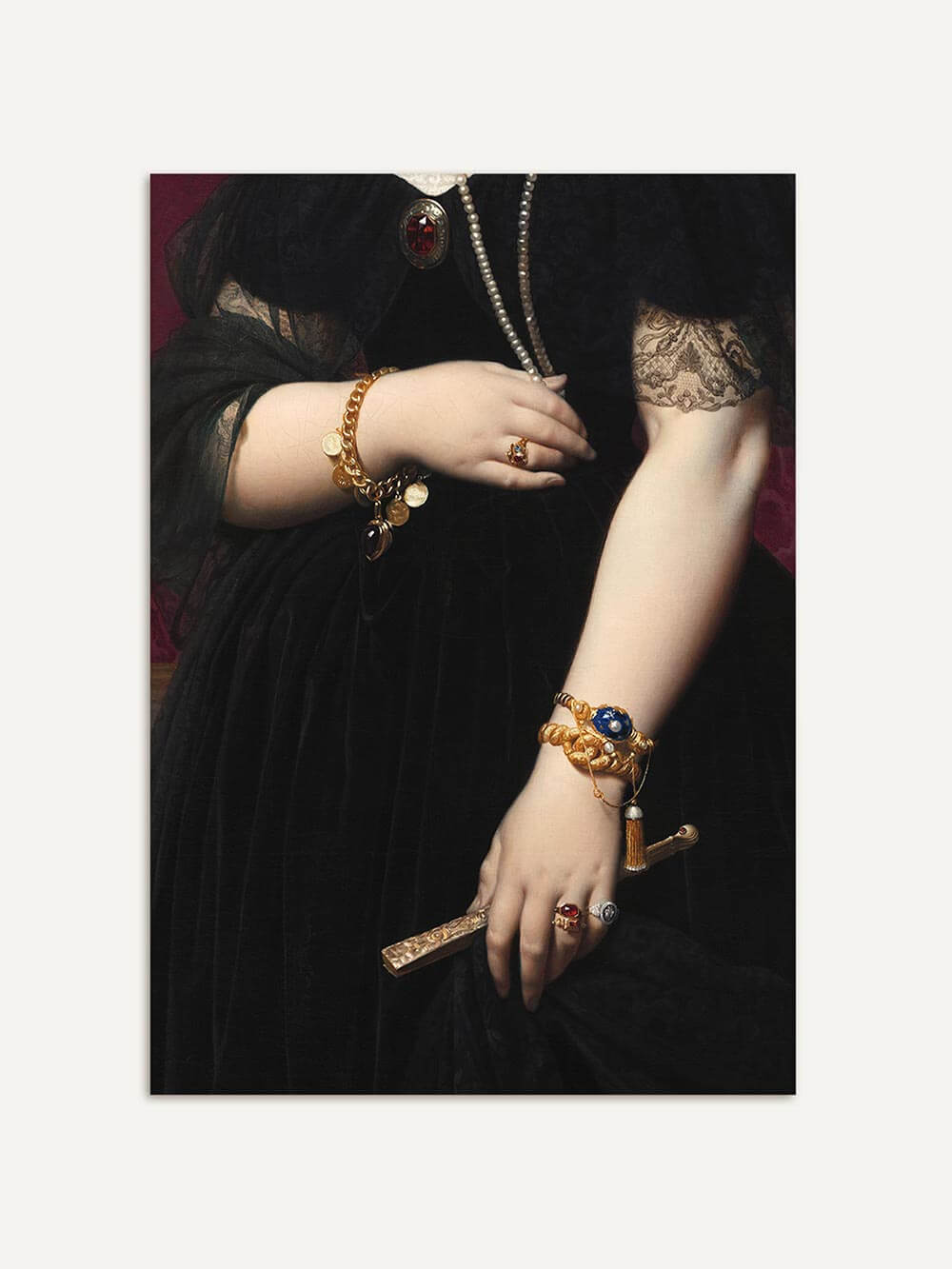 Detailreiches viktorianisches Porträt einer eleganten Dame in schwarzem Samtkleid mit goldenen Schmuckstücken, kunstvoll gerahmt. Edler Kunstdruck mit dunkler Farbpalette – ideal für Vintage-Ästhetik und klassische Interieurs.