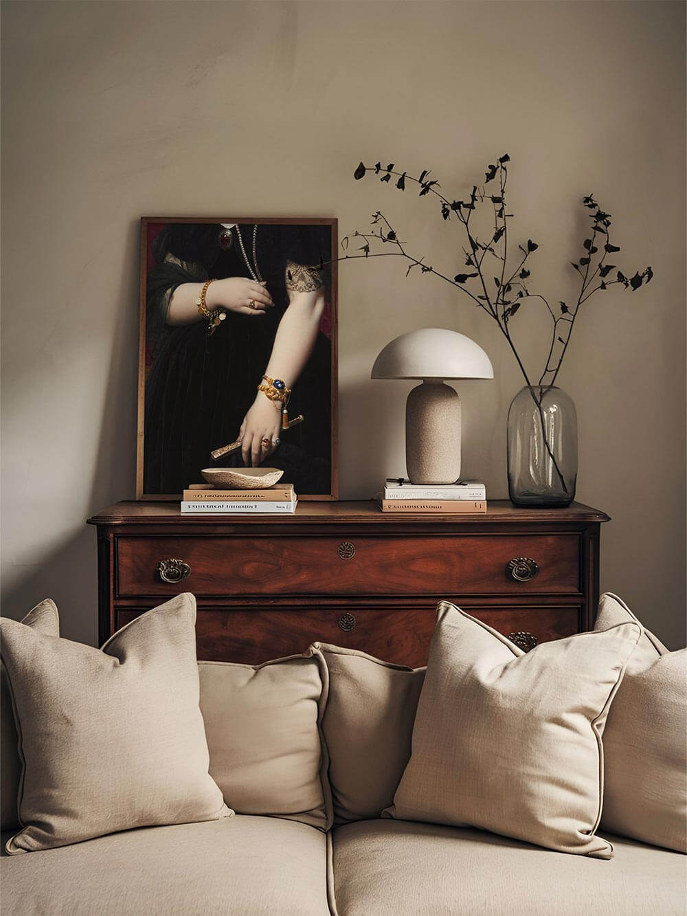 Viktorianischer Porträt-Kunstdruck in stilvollem Wohnzimmer-Setting, kombiniert mit warmen Naturtönen und klassischen Möbeln. Die dunkle Farbpalette und die edlen Details setzen einen eleganten Akzent in traditioneller Einrichtung.