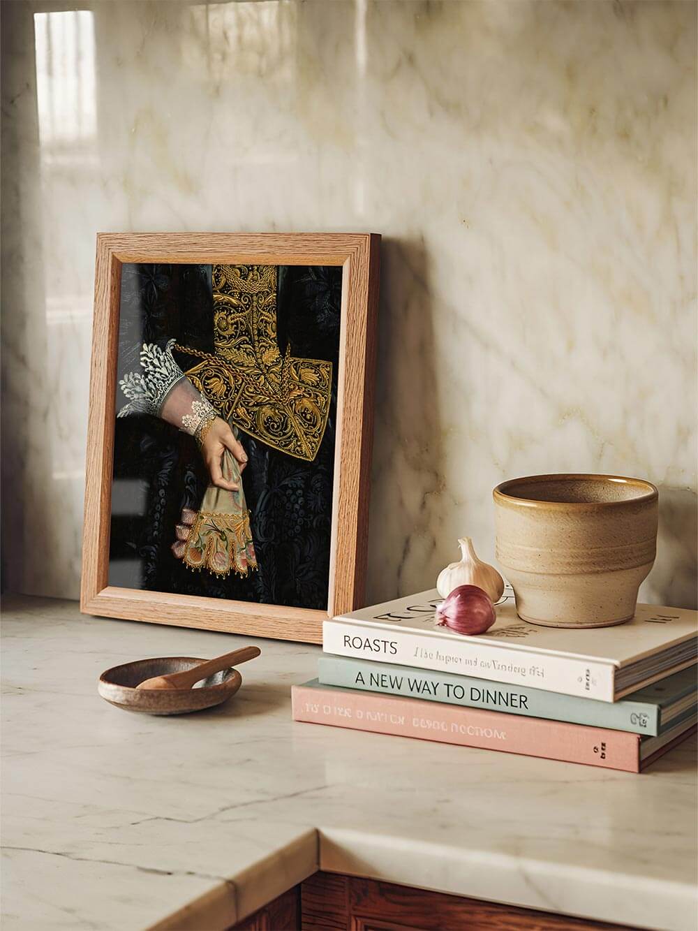 Barockes Hand- und Stoffdetail als Kunstdruck auf heller Marmorplatte neben Kochbüchern, Dark Academia Flair trifft auf moderne Küchendekoration.