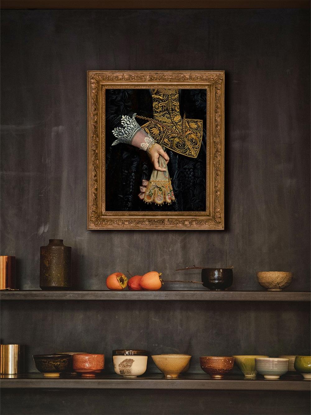 Gemälde-Ausschnitt einer edlen Hand mit goldverzierter Kleidung im antiken Rahmen, inszeniert auf dunklem Regal – perfekte Wandkunst für dunkle Interieurs.