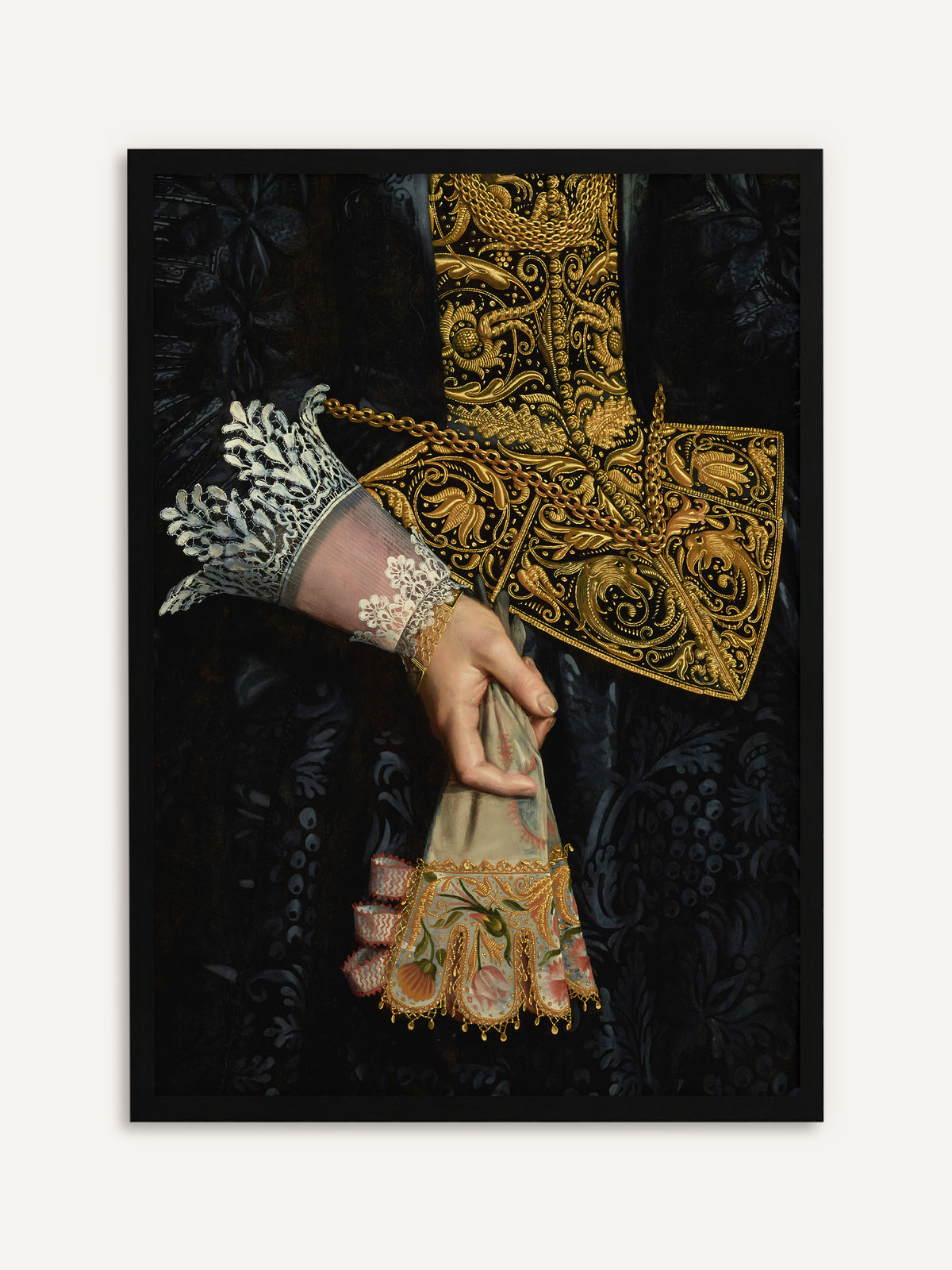 Gerahmtes Poster, das als Ausschnitt die Hand einer jungen Frau mit Spitzenmanschette zeigt, die einen bestickten Handschuh mit Blumenmuster und Goldfransen hält, vor einem schwarzen Gewand mit üppiger Goldstickerei und einer goldenen Kette. Mit schwarzem Rahmen wirkt das moody Motiv geschlossen und elegant. #Rahmen_Schwarz