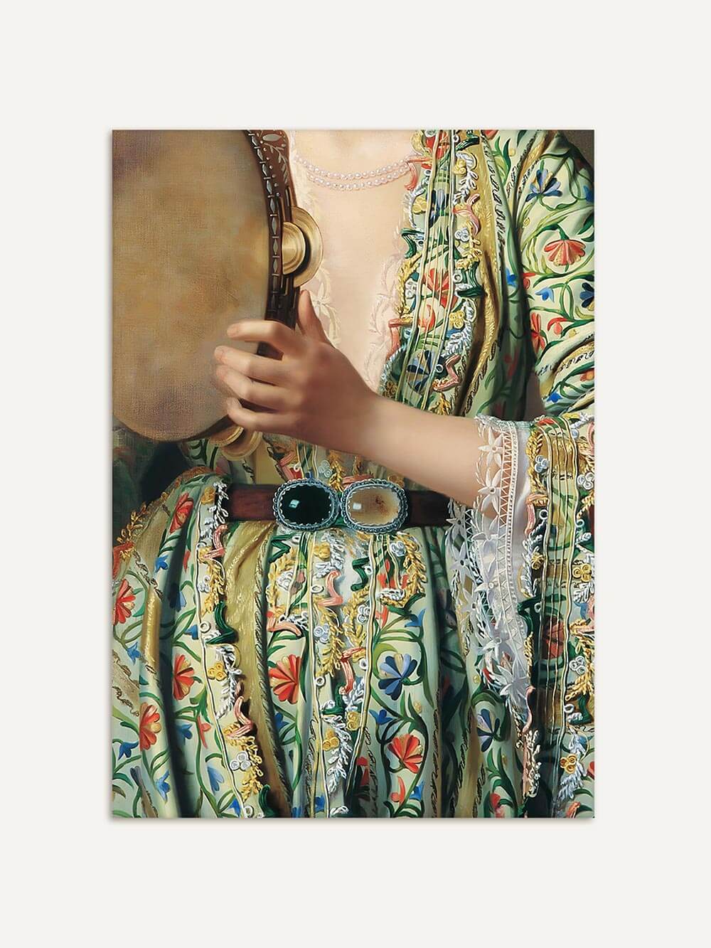 Kunstdruck im Hochformat: Ein kunstvoller Druck zeigt ein historisches Gewand mit filigranen Stickereien, ein Tamburin in der Hand haltend, perfekt für klassische und moderne Wohnräume.