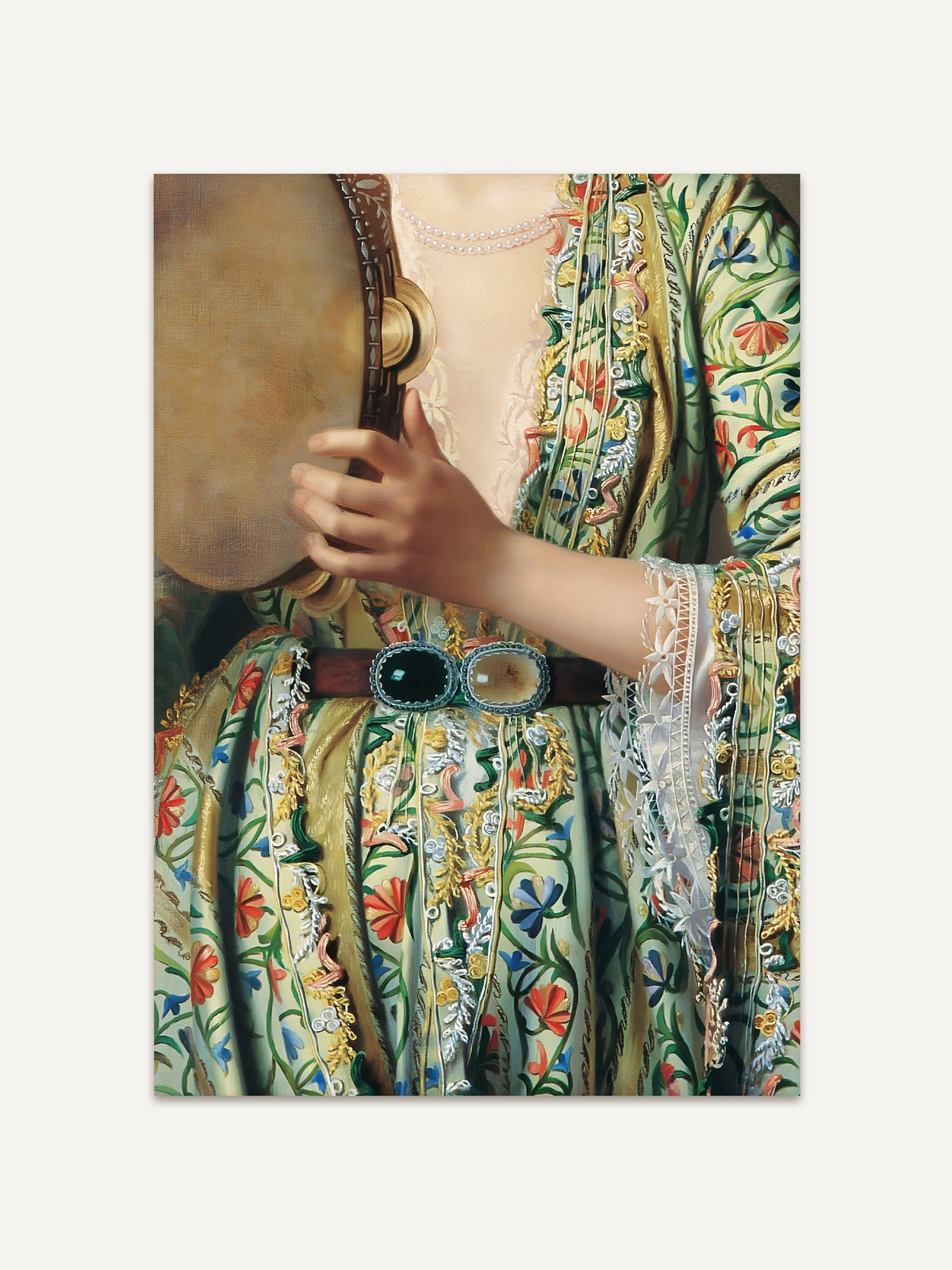 Kunstdruck im Hochformat: Ein kunstvoller Druck zeigt ein historisches Gewand mit filigranen Stickereien, ein Tamburin in der Hand haltend, perfekt für klassische und moderne Wohnräume. #Rahmen_Ohne Rahmen