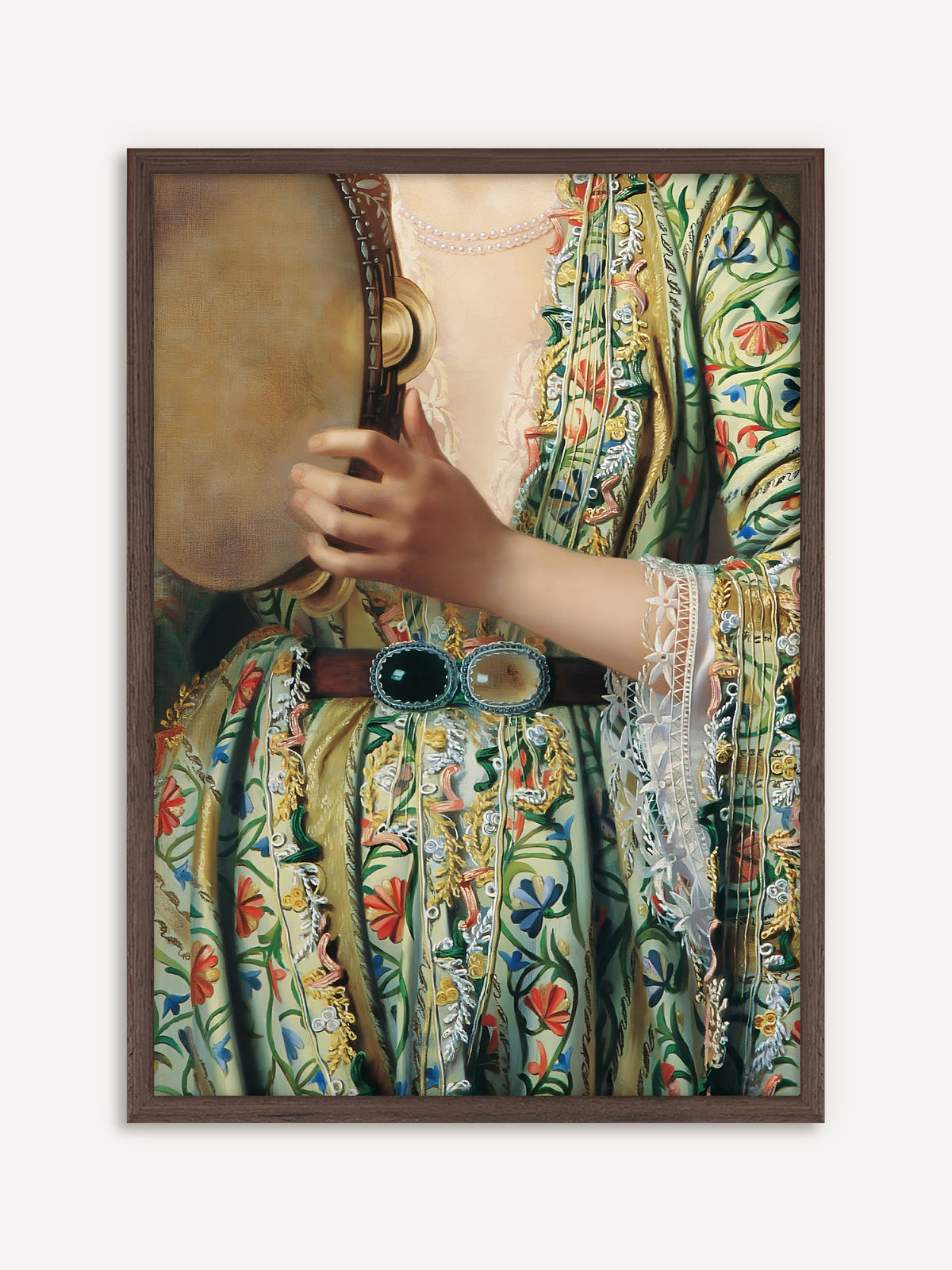 Poster, das als Ausschnitt eine Frau in einer hellgrünen, über und über mit bunten Blumen bestickten Robe zeigt, die ein Tamburin hält, dazu eine Spitzenmanschette, eine Perlenkette und ein Gürtel mit großen grünen Schmucksteinen. Der Rahmen aus dunklem Holz greift das Holz des Tamburins auf. #Rahmen_Dunkles Holz