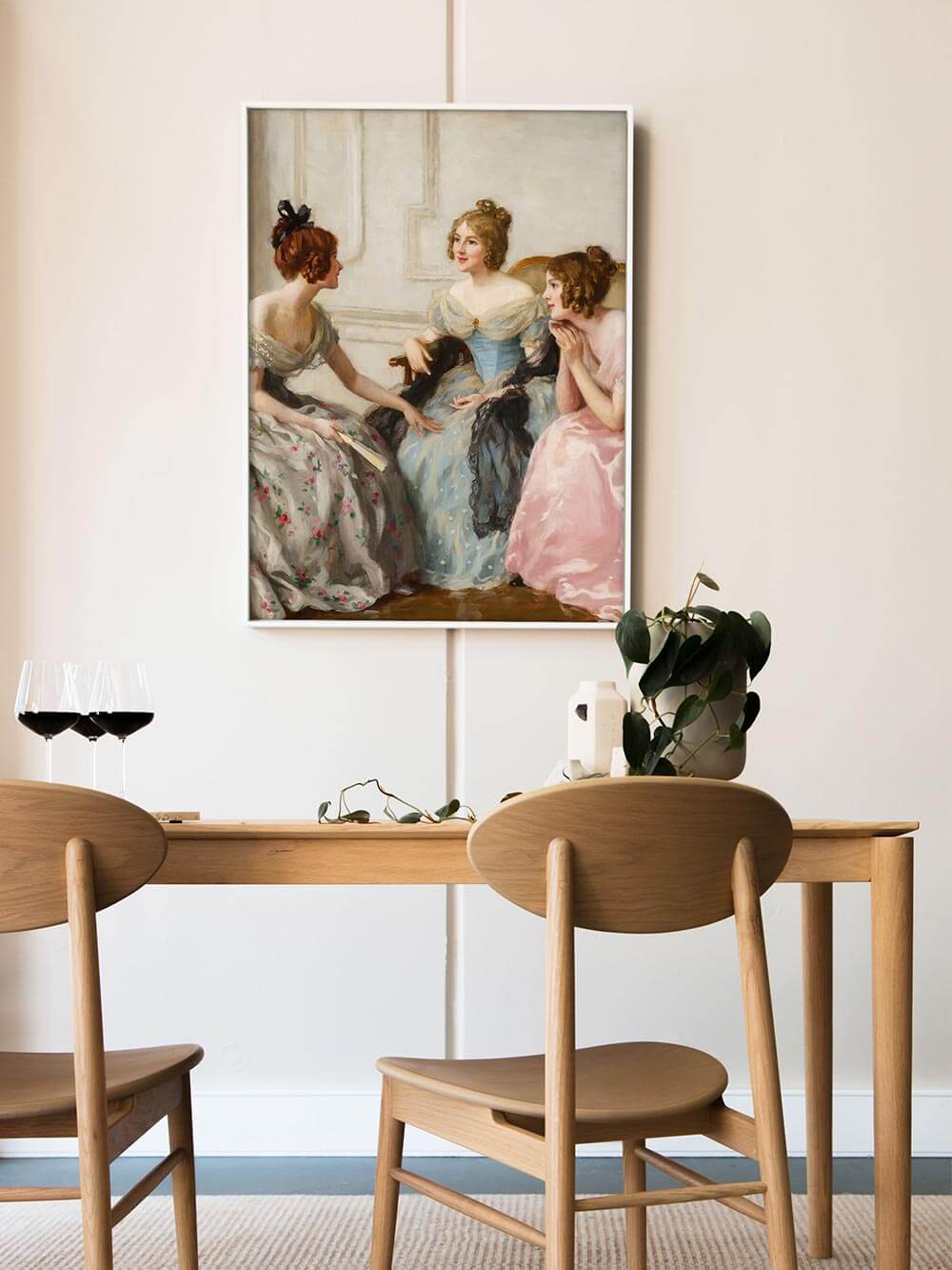 Kunstposter mit viktorianischer Szene in hellem Interieur: Drei Damen im Gespräch, lebendige Farbpalette mit floralen Mustern. Ideal als stilvolle Wandkunst im Essbereich.