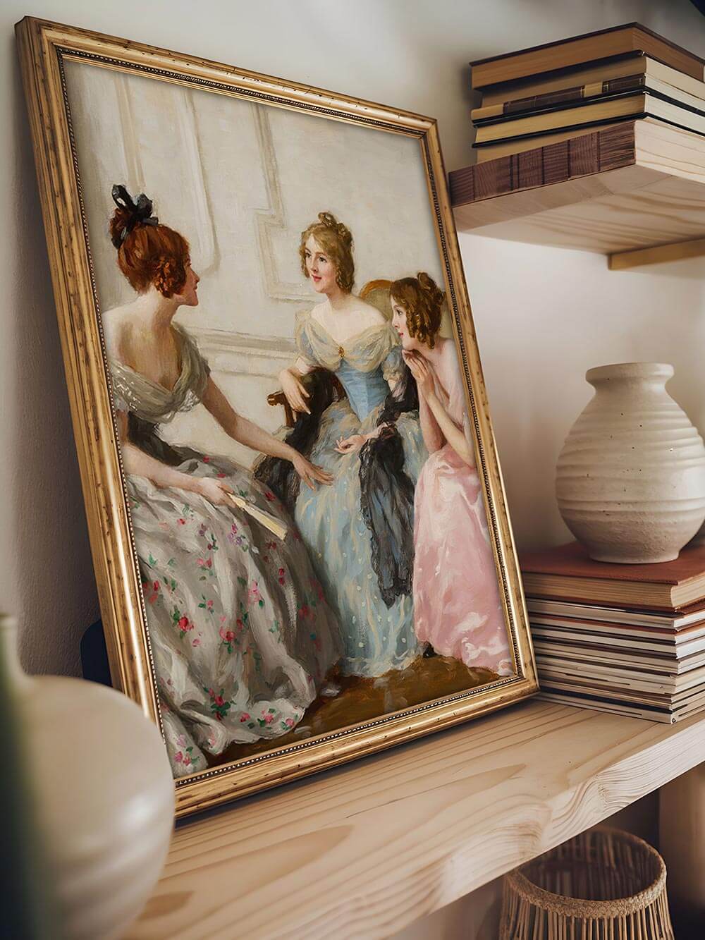 Viktorianischer Kunstdruck mit drei Damen im Gespräch, detailreich gemalt in zarten Pastelltönen. Goldrahmen und Bücherregal im Hintergrund betonen den klassischen Look.