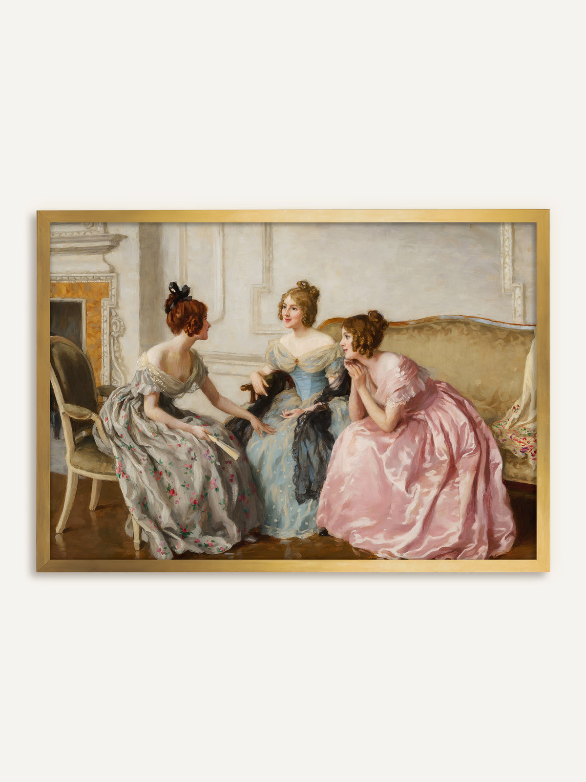 Wandbild, das drei Damen in rosa, hellblauen und geblümten Kleidern zeigt, die in einem hellen Salon auf Sofa und Sessel miteinander plaudern. Der goldene Rahmen greift das goldene Sofa auf und betont die viktorianische Eleganz. #Rahmen_Gold