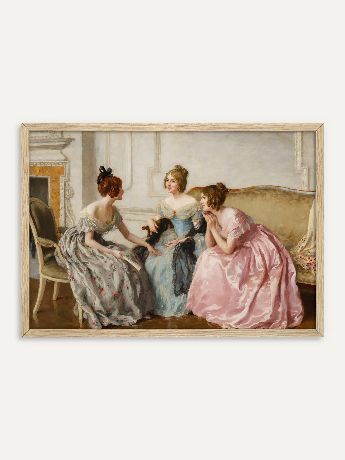Kunstdruck, der drei Damen in rosa, hellblauen und geblümten Kleidern zeigt, die in einem hellen Salon auf Sofa und Sessel miteinander plaudern. Der helle Holzrahmen unterstreicht die zarten Pastelltöne der viktorianischen Szene. #Rahmen_Helles Holz