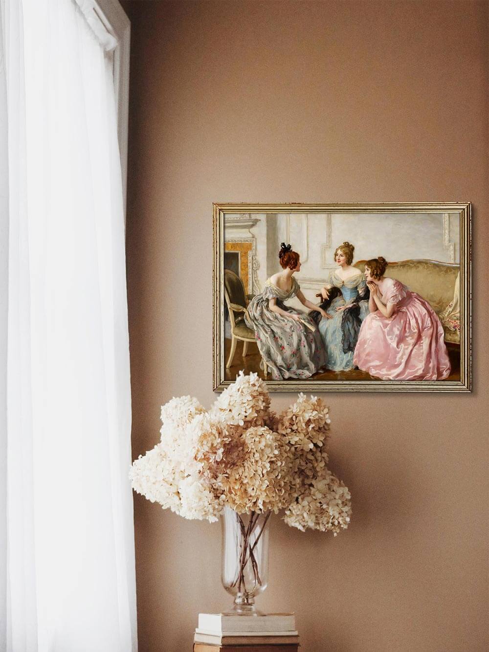 Vintage Frauenportrait mit drei plaudernden Damen im Rokoko-Stil, eingerahmt über einem Trockenblumenarrangement – harmonische Farbgebung in Rosé, Blau und Creme, weiches Licht, klassisch dekorativ.