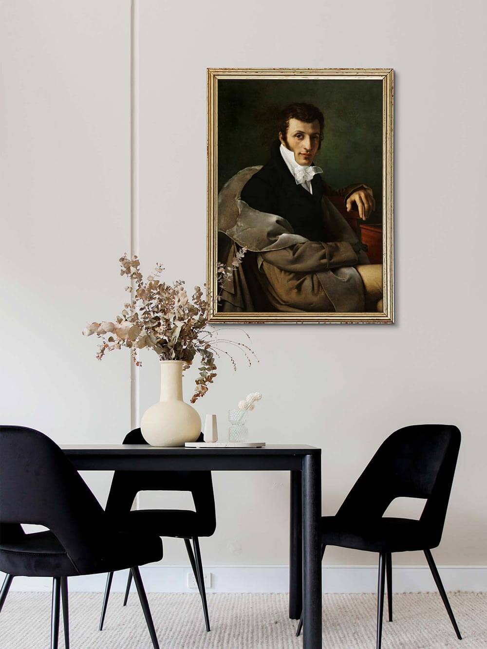 Der klassische Kunstdruck eines viktorianischen Porträts hängt über einem Esstisch mit Trockenblumenarrangement. Der warme Charakter des Bildes verleiht dem Raum kultivierte Nostalgie.