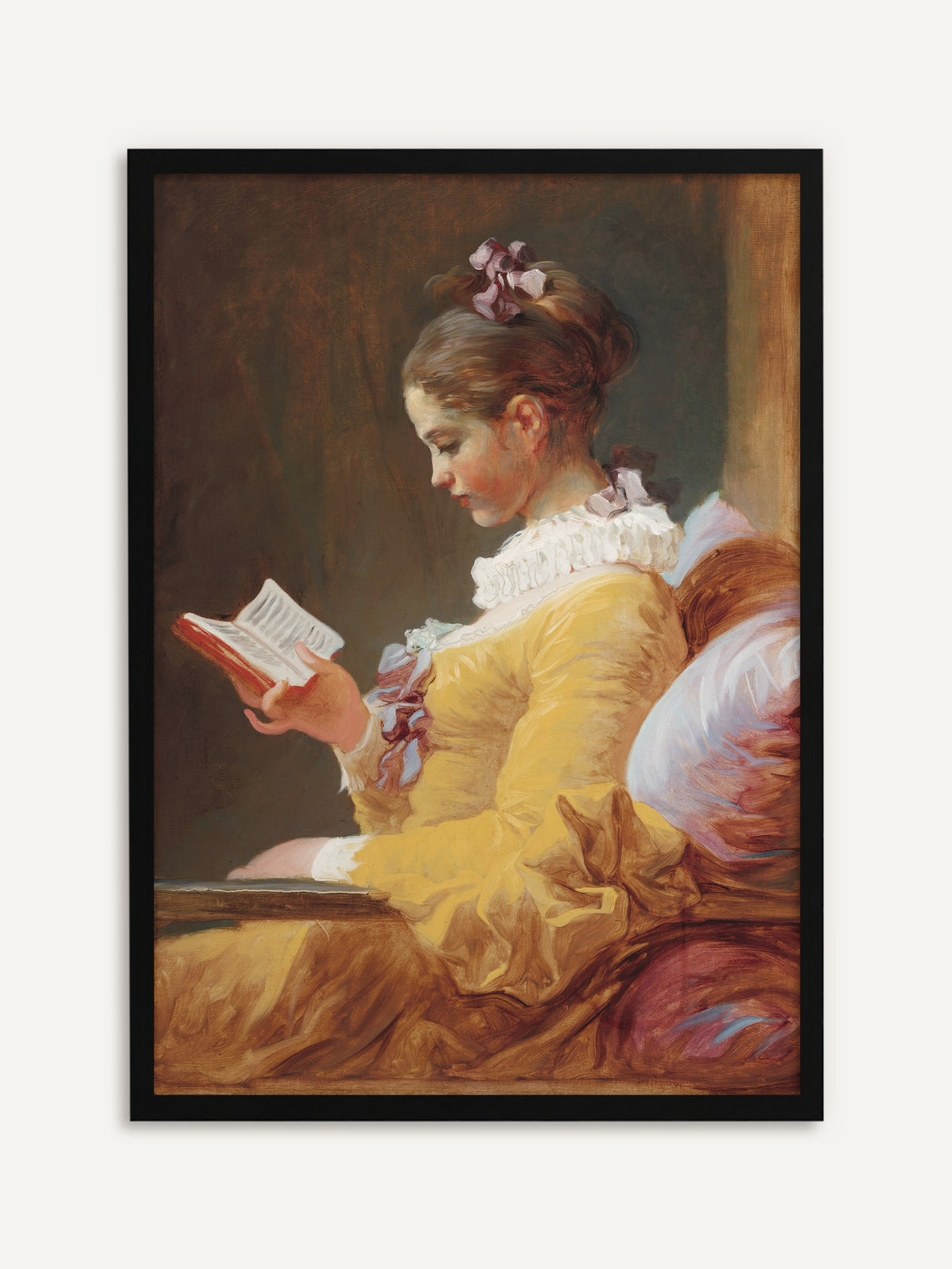 Gerahmtes Poster, das eine junge Frau im Profil zeigt, im leuchtend gelben Kleid mit weißer Rüschenkrause und violetten Schleifen, die an ein rosa Kissen gelehnt in einem kleinen roten Buch liest, vor warmem braunem Grund. Mit schwarzem Rahmen wird das Vintage-Porträt klar und modern. #Rahmen_Schwarz