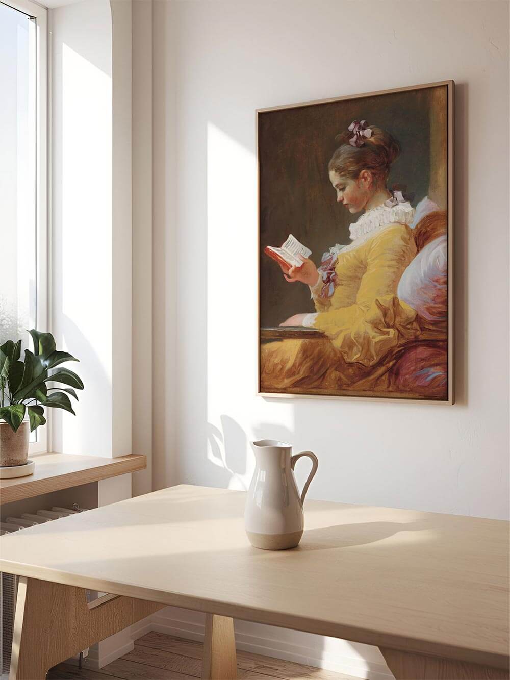 Rokoko-Kunstdruck einer lesenden Frau in Gelb, stilvoll gerahmt an einer hellen Wand mit natürlichem Lichteinfall – perfekte Wanddekoration mit klassischem Flair.