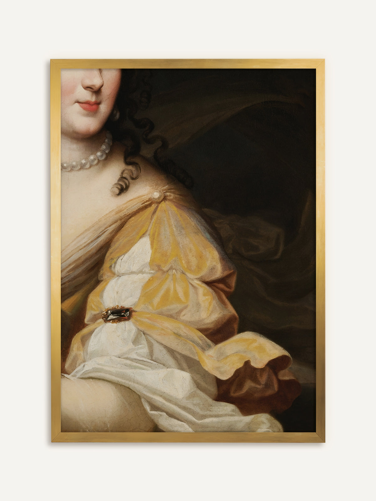 Wandbild, das eine Frau mit dunklen Locken, Perlenkette und gelb-weißem Seidenkleid mit Juwelenbrosche vor dunklem Hintergrund zeigt. Der goldene Rahmen unterstreicht den barocken Glanz von Seide und Perlen. #Rahmen_Gold