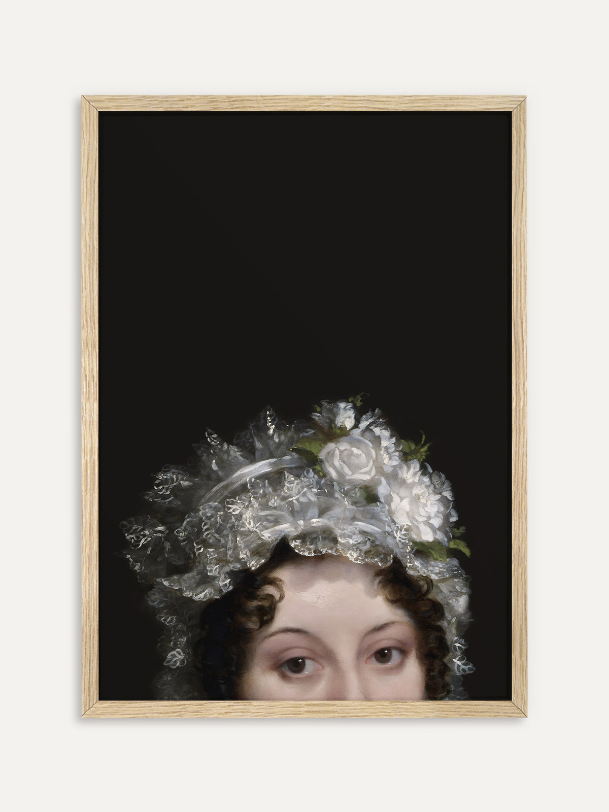 Kunstdruck, der eine Frau mit dunklen Locken unter einer weißen Spitzenhaube mit weißen Rosen vor tiefschwarzem Hintergrund zeigt. Der helle Holzrahmen lässt das viktorianische Porträt sanft und luftig wirken. #Rahmen_Helles Holz