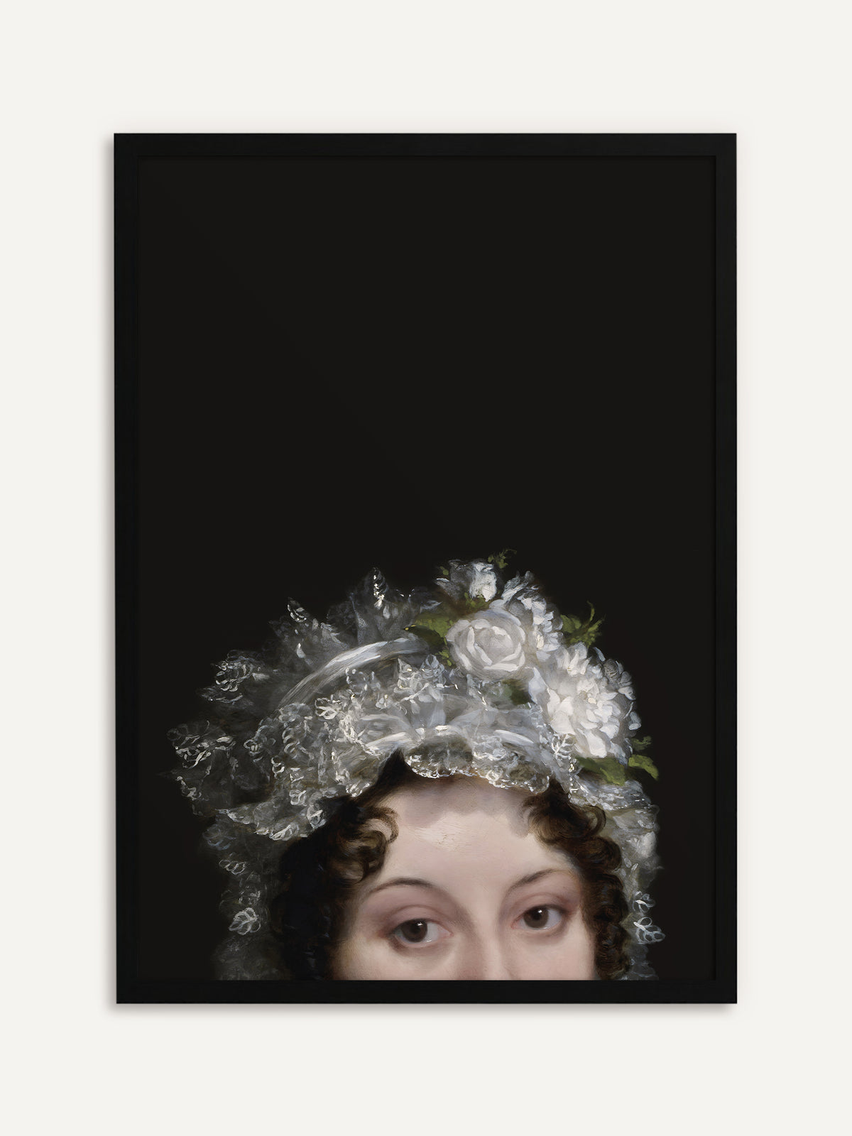 Gerahmtes Poster, das eine Frau mit dunklen Locken unter einer weißen Spitzenhaube mit weißen Rosen vor tiefschwarzem Hintergrund zeigt. Der schwarze Rahmen greift den dunklen Hintergrund auf und passt zu Dark Academia. #Rahmen_Schwarz