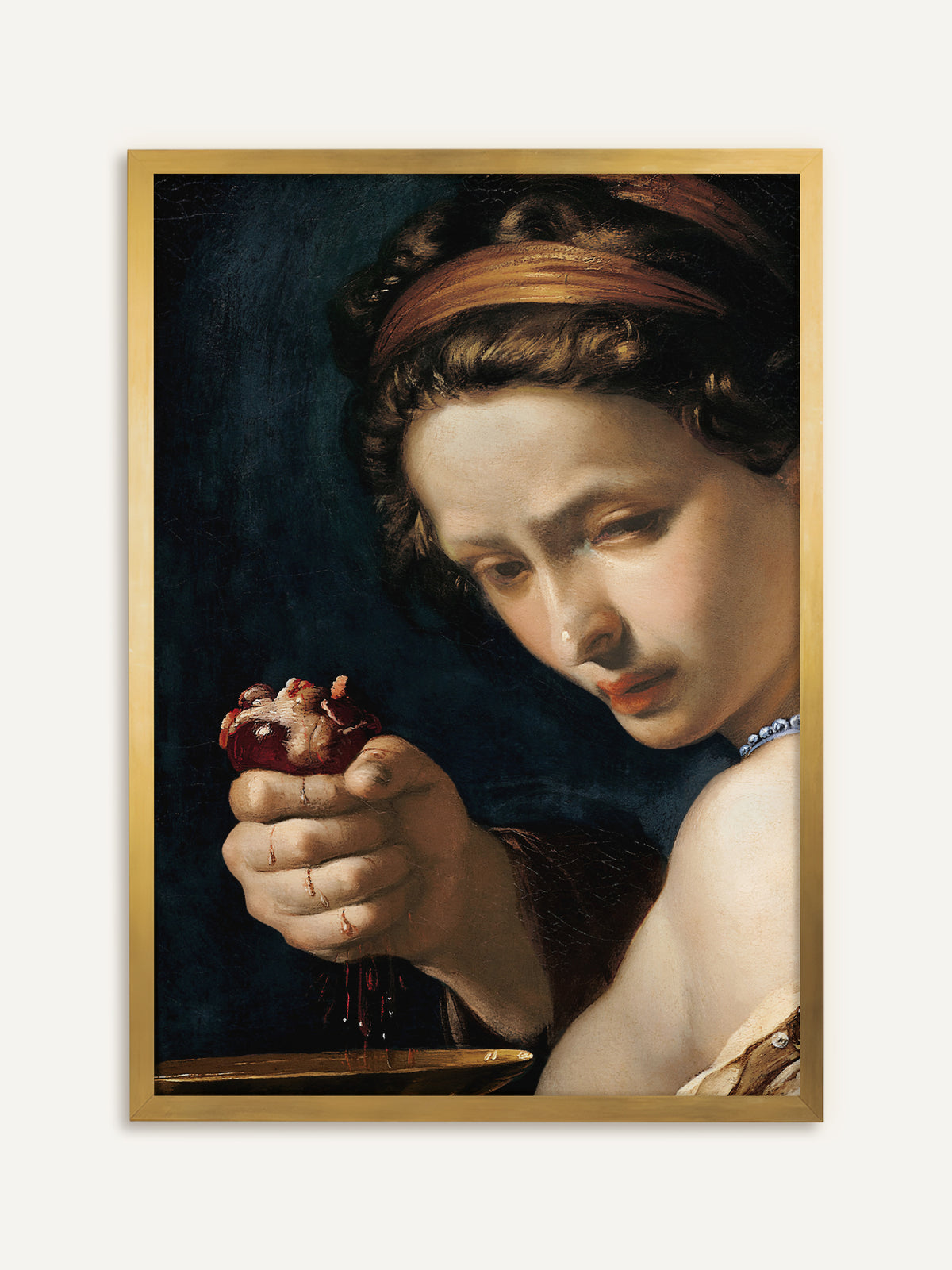 Wandbild, das eine Frau mit goldenem Haarband und Perlenkette zeigt, die vor dunkelblauem Hintergrund ein blutendes Herz über einer goldenen Schale hält. Der goldene Rahmen greift Schale und Haarband auf und betont den barocken Prunk. #Rahmen_Gold