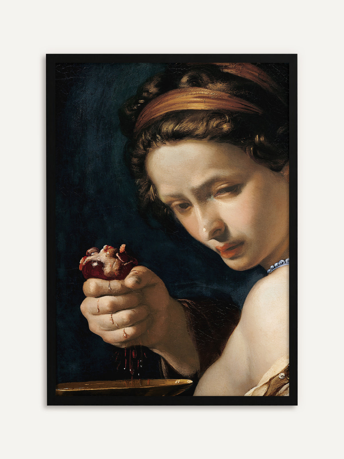 Gerahmtes Poster, das eine Frau mit goldenem Haarband und Perlenkette zeigt, die vor dunkelblauem Hintergrund ein blutendes Herz über einer goldenen Schale hält. Der schwarze Rahmen verstärkt die düstere Dark Academia Stimmung des Bildes. #Rahmen_Schwarz