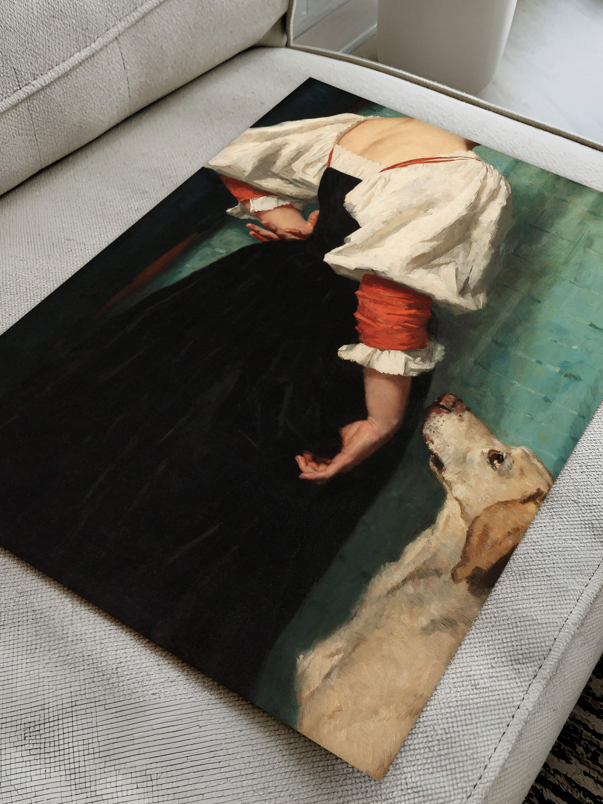 Nahaufnahme des Kunstdrucks "Treuer Begleiter" auf einer Couch liegend, zeigt die lebendigen Farben und feinen Details des historischen Gemäldes.