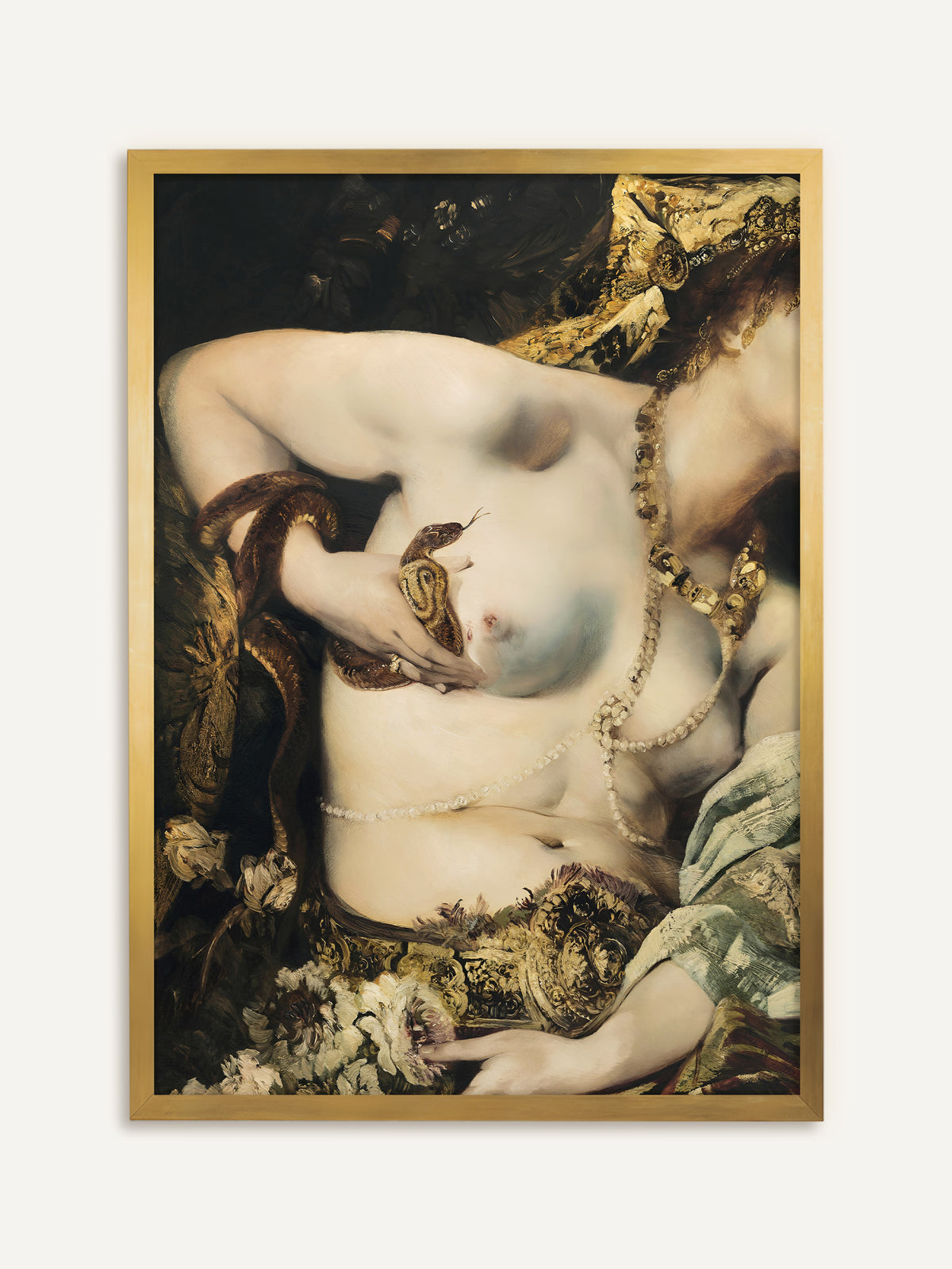 Wandbild, das eine Frau mit Perlenketten und goldenem Kopfschmuck zeigt, die eine Schlange an ihre unbekleidete Brust hält, umgeben von Blüten und goldverzierten Stoffen. Der goldene Rahmen greift Schmuck und Stoffe auf und betont den barocken Glanz. #Rahmen_Gold