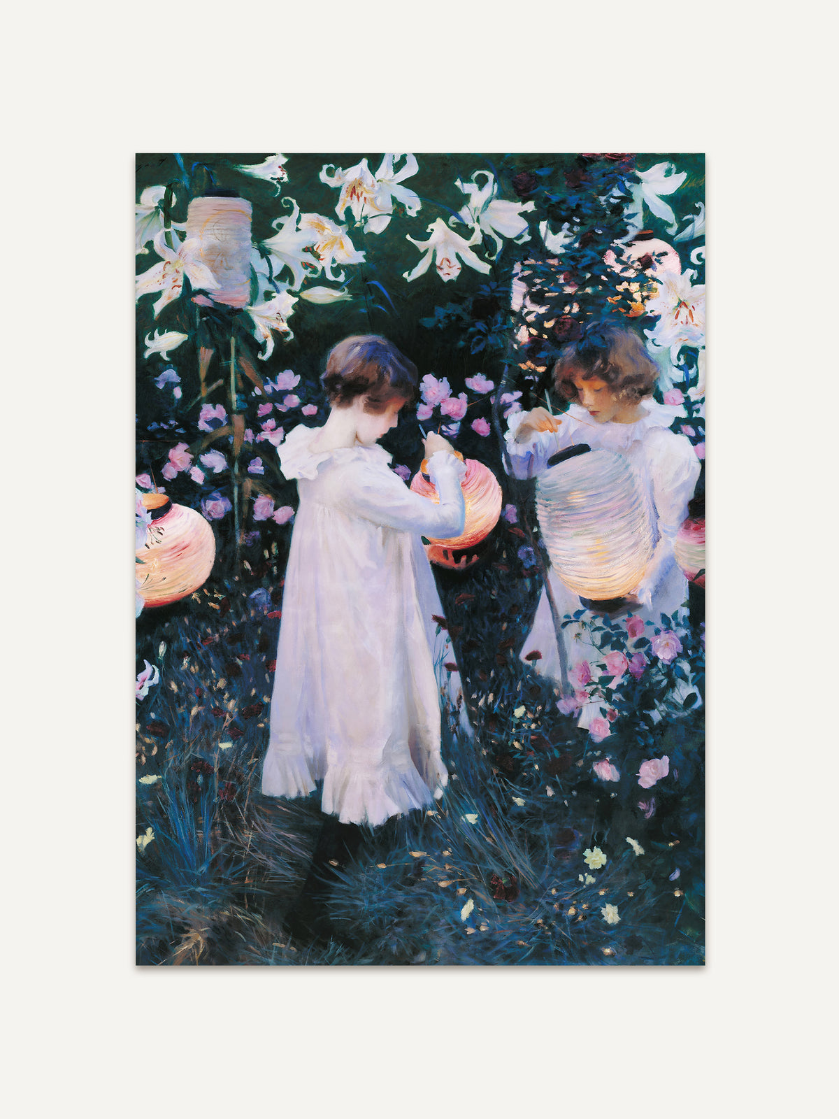 Kunstdruck mit zwei Mädchen in weißen Kleidern, die in einem abendlichen Garten zwischen Lilien und Rosen Lampions anzünden. Das viktorianische Wandbild leuchtet in Rosa und Gold vor tiefem Grün. #Rahmen_Ohne Rahmen