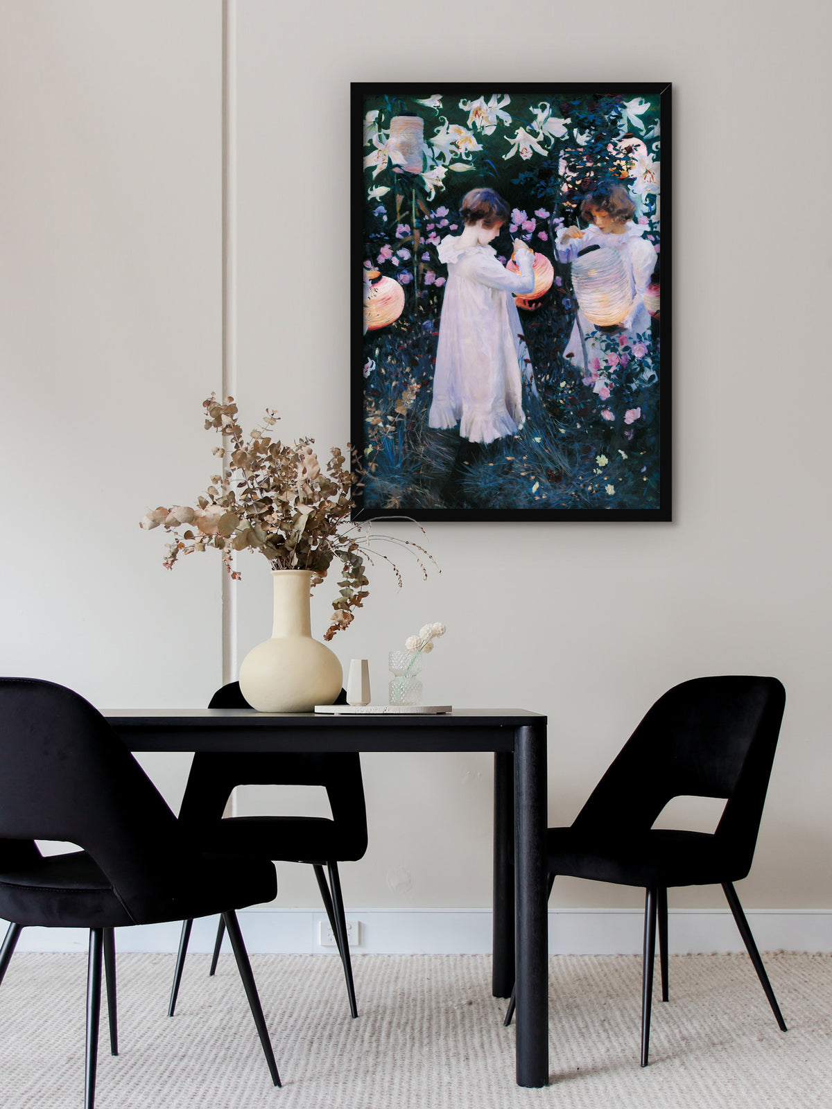 Viktorianisches Poster mit zwei Mädchen und Lampions im schwarzen Rahmen über dem Esstisch in einem modernen Esszimmer. Die leuchtenden Laternen bringen Wärme an die Wand.