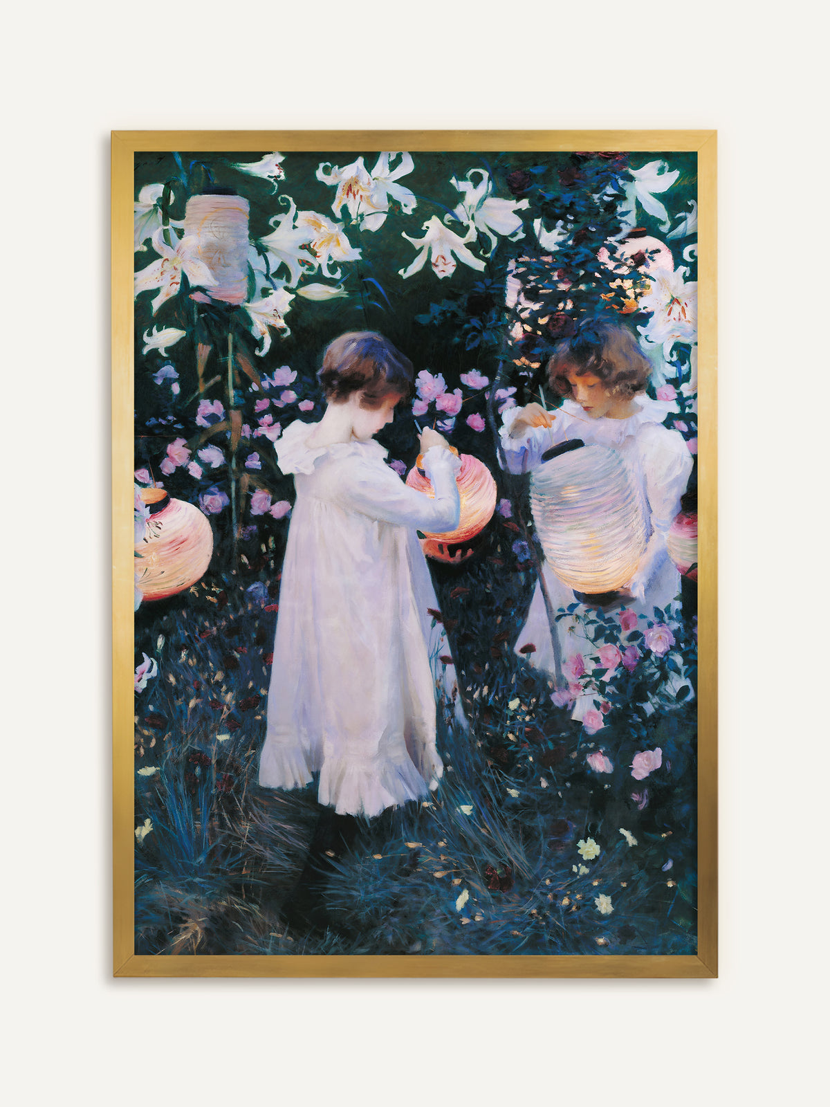 Wandbild, das zwei Mädchen in weißen Kleidern zeigt, die in einem abendlichen Garten zwischen Lilien und Rosen leuchtende Lampions anzünden. Der goldene Rahmen greift das Leuchten der Lampions auf und wirkt antik. #Rahmen_Gold