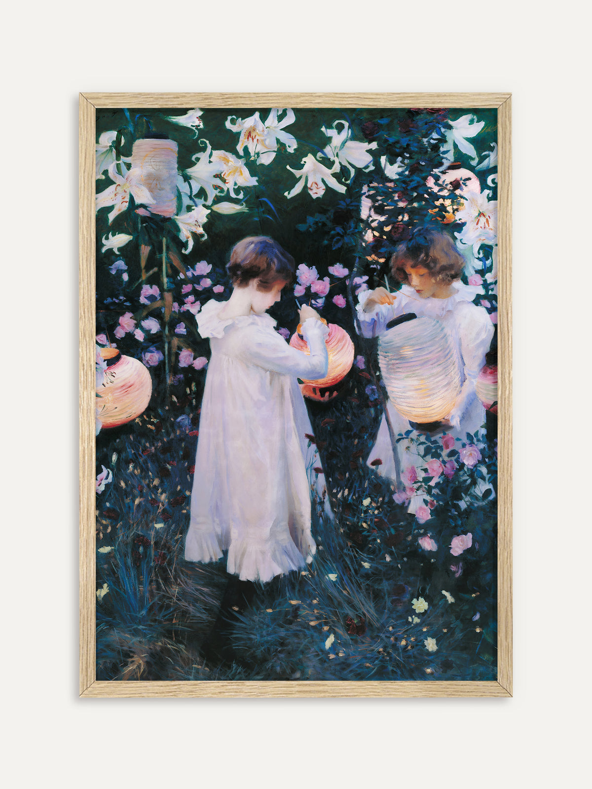 Kunstdruck, der zwei Mädchen in weißen Kleidern zeigt, die in einem abendlichen Garten zwischen Lilien und Rosen leuchtende Lampions anzünden. Der helle Holzrahmen lässt die sommerliche Vintage Szene leicht und frisch wirken. #Rahmen_Helles Holz