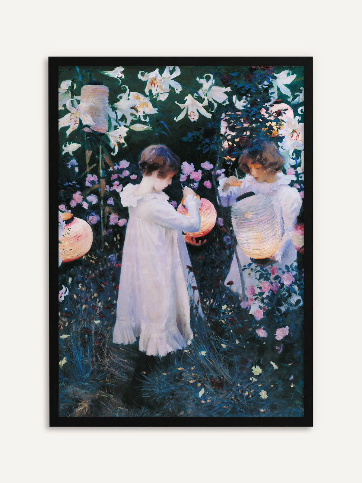 Gerahmtes Poster, das zwei Mädchen in weißen Kleidern zeigt, die in einem abendlichen Garten zwischen Lilien und Rosen leuchtende Lampions anzünden. Der schwarze Rahmen betont das tiefe Grün und gibt dem Motiv eine moody Note. #Rahmen_Schwarz