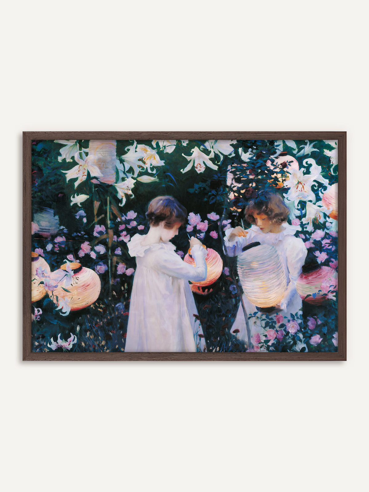 Poster, das zwei Mädchen in weißen Kleidern zeigt, die in einem dämmrigen Garten zwischen weißen Lilien und rosa Rosen leuchtende Papierlaternen anzünden. Der Rahmen aus dunklem Holz unterstreicht die tiefen Grün- und Blautöne der Abendstimmung. #Rahmen_Dunkles Holz
