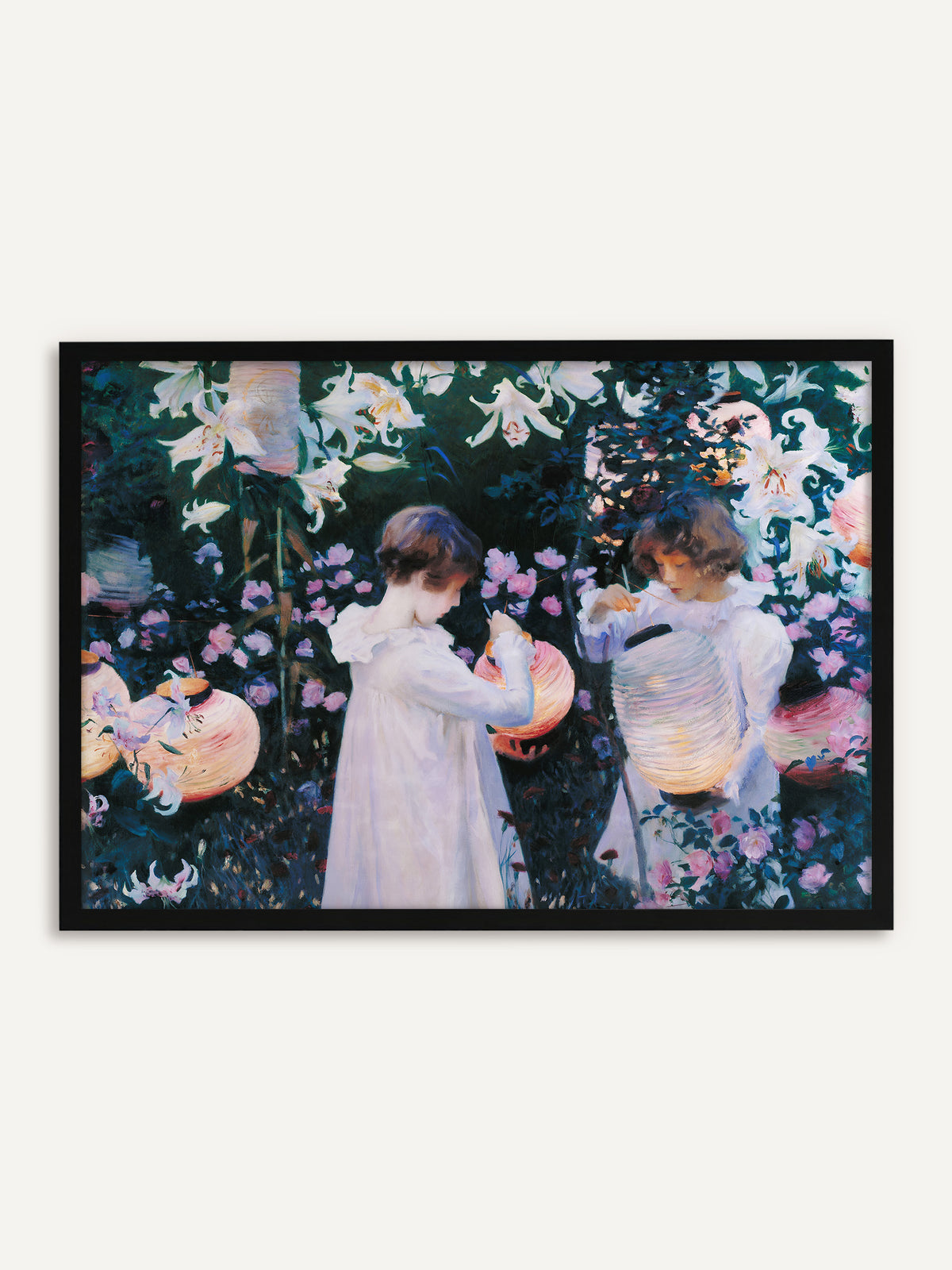 Gerahmtes Poster, das zwei Mädchen in weißen Kleidern zeigt, die in einem dämmrigen Garten zwischen weißen Lilien und rosa Rosen leuchtende Papierlaternen anzünden. Mit schwarzem Rahmen bekommt die verträumte Gartenszene einen klaren, eleganten Abschluss. #Rahmen_Schwarz