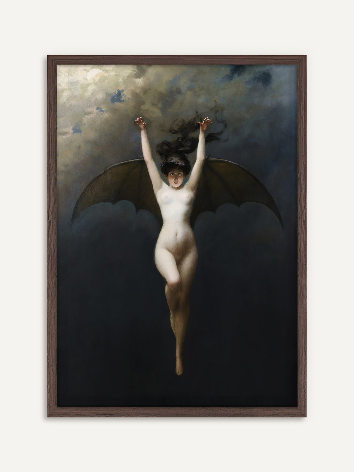Poster, das eine unbekleidete Frau mit dunklen Fledermausflügeln und erhobenen Armen zeigt, die vor einem nächtlichen Wolkenhimmel mit Mond schwebt. Im dunklen Holzrahmen entfaltet das Bild seine moody, mystische Wirkung. #Rahmen_Dunkles Holz