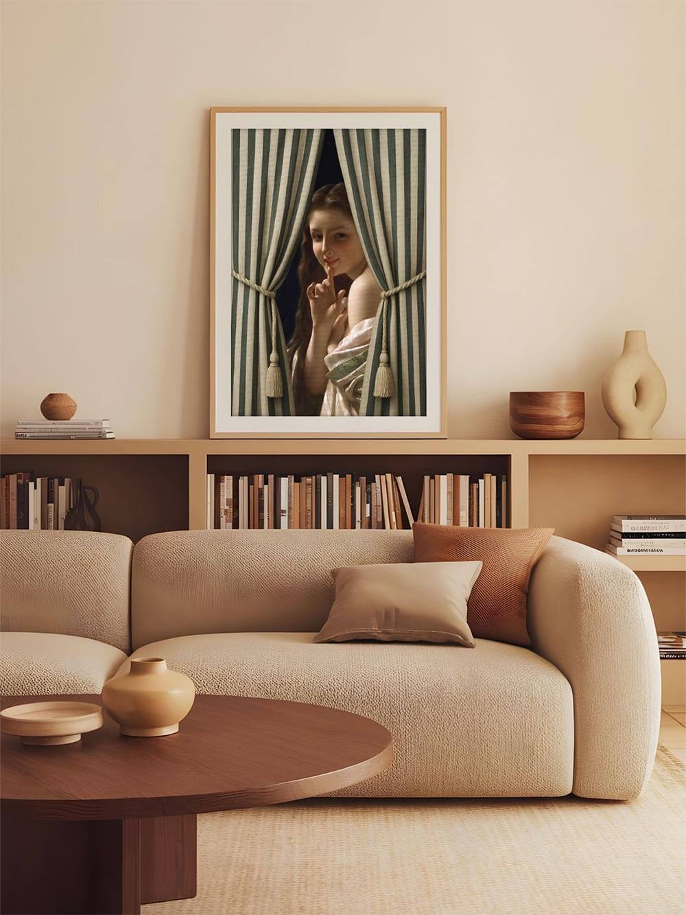 Der Renaissance-inspirierte Kunstdruck steht gerahmt auf einem Sideboard vor einem Bücherregal und ergänzt die neutrale Farbpalette des Wohnzimmers.