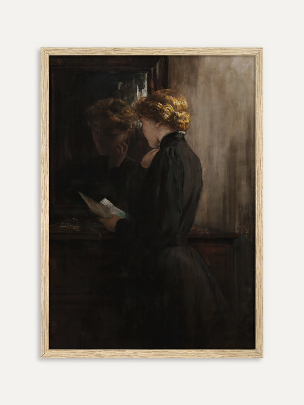 Kunstdruck, der eine Frau mit rotblondem Haar im schwarzen Kleid zeigt, die vor einem dunklen Spiegel einen Brief liest. Der helle Holzrahmen lässt die stille Szene im Vintage-Stil etwas leichter wirken. #Rahmen_Helles Holz