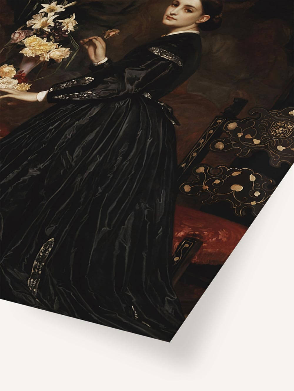 Nahaufnahme des Kunstdrucks mit Fokus auf die dunkle Kleidung und den feinen Faltenwurf des Stoffes. Die elegante Pose der Frau und die floralen Akzente treten deutlich hervor.