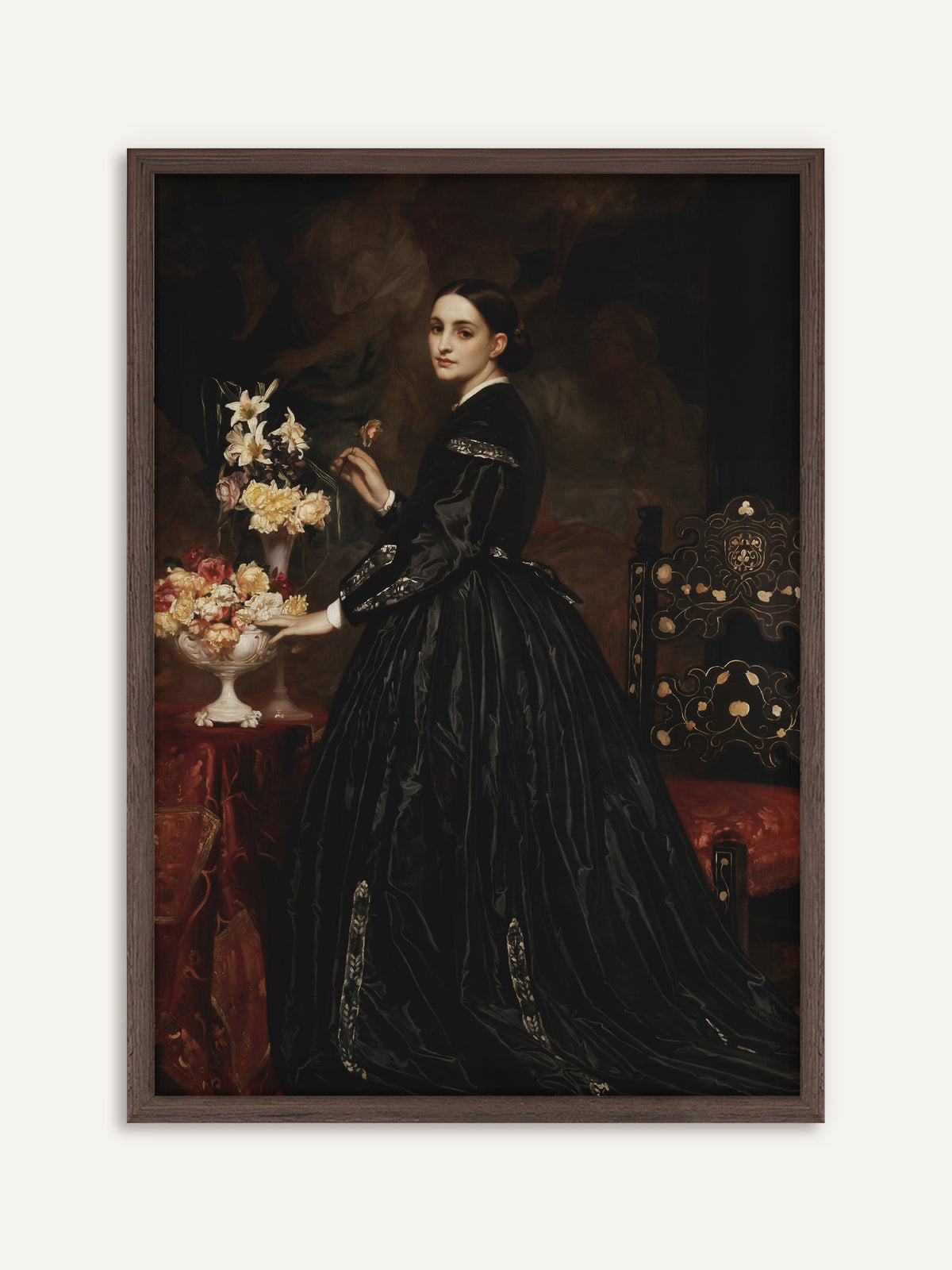 Poster, das eine Frau im schwarzen Samtkleid zeigt, die neben einem Tisch mit Rosen und Lilien in Porzellanvasen steht und eine Blüte hält. Im dunklen Holzrahmen wirkt das viktorianische Bild warm und antik. #Rahmen_Dunkles Holz