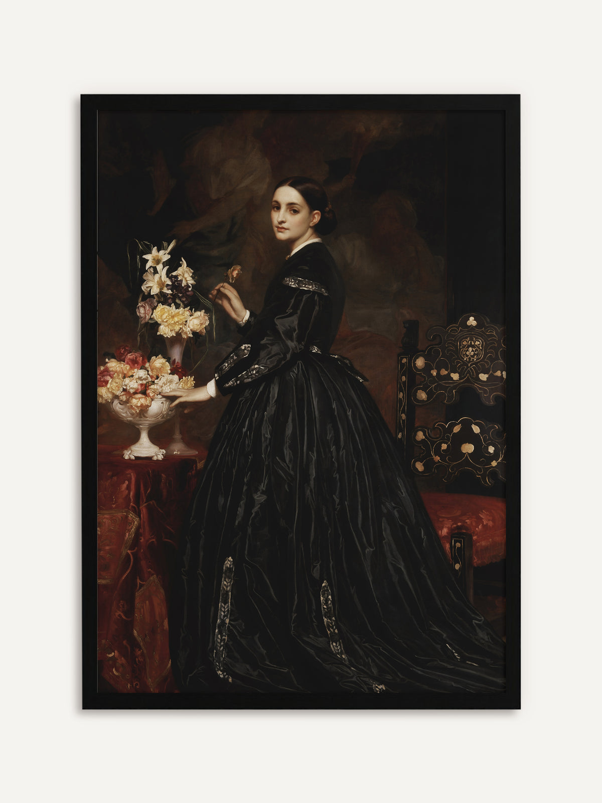 Gerahmtes Poster, das eine Frau im schwarzen Samtkleid zeigt, die neben einem Tisch mit Rosen und Lilien in Porzellanvasen steht und eine Blüte hält. Der schwarze Rahmen greift das dunkle Kleid auf und wirkt moody und klar. #Rahmen_Schwarz
